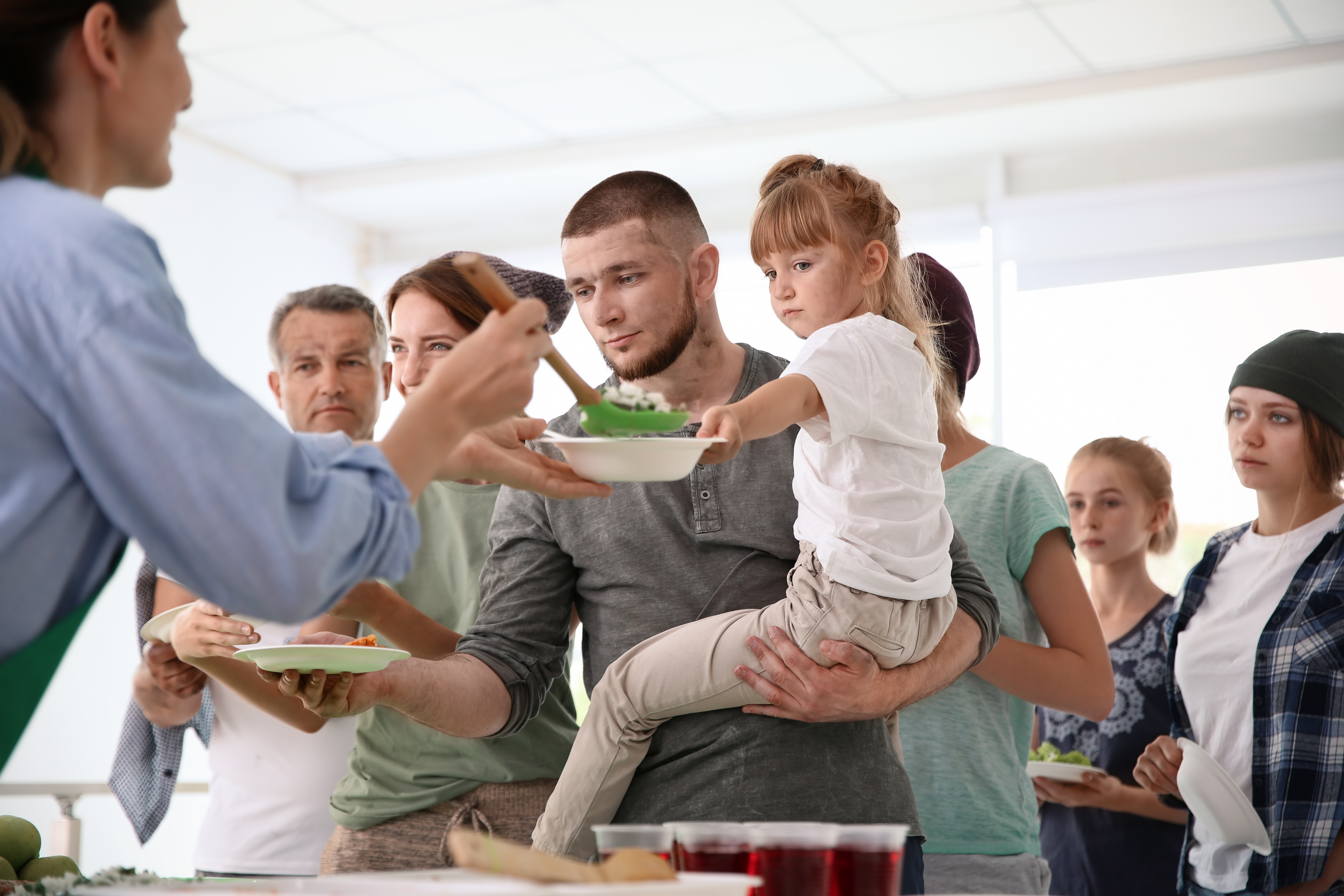 Personnes faisant la queue pour obtenir de la nourriture | Source : Shutterstock