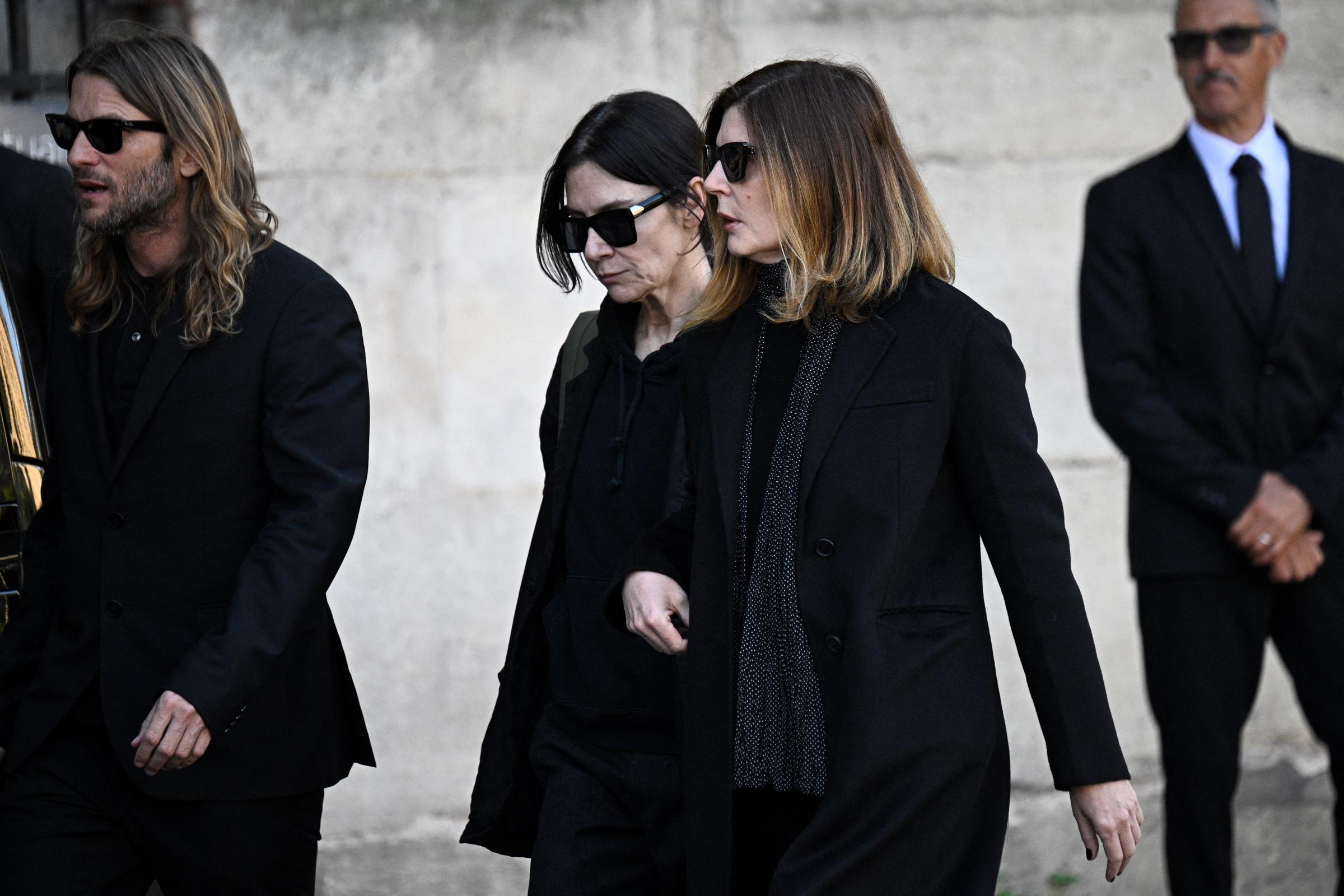 L'actrice française Chiara Mastroianni (à droite) et l'actrice française Marina Fois (au centre) arrivent pour assister aux funérailles de l'actrice française Nathalie Baye à l'église Saint-Sulpice à Paris, le 24 avril 2026. La star de cinéma française Nathalie Baye est décédée à Paris le 17 avril 2026, à l'âge de 77 ans I Source : Getty Images