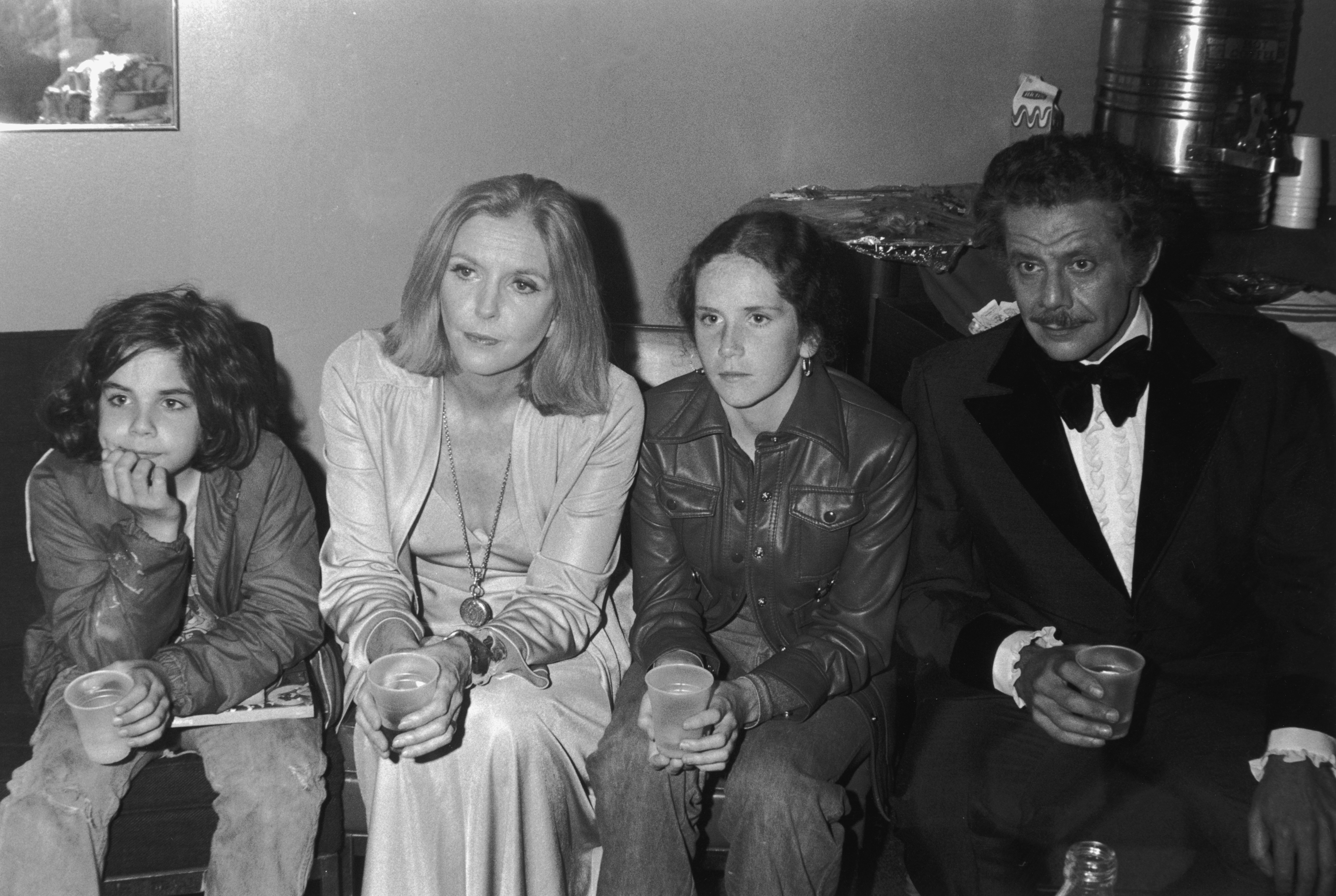 Ben Stiller, Ann Meara, Amy Stiller et Jerry Stiller photographiés en train de détourner le regard de l'appareil photo en 1976 | Source : Getty Images