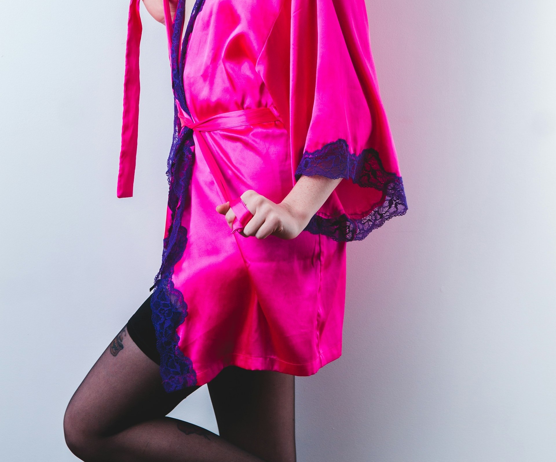 Une femme portant une robe de chambre rose vif | Source : Unsplash