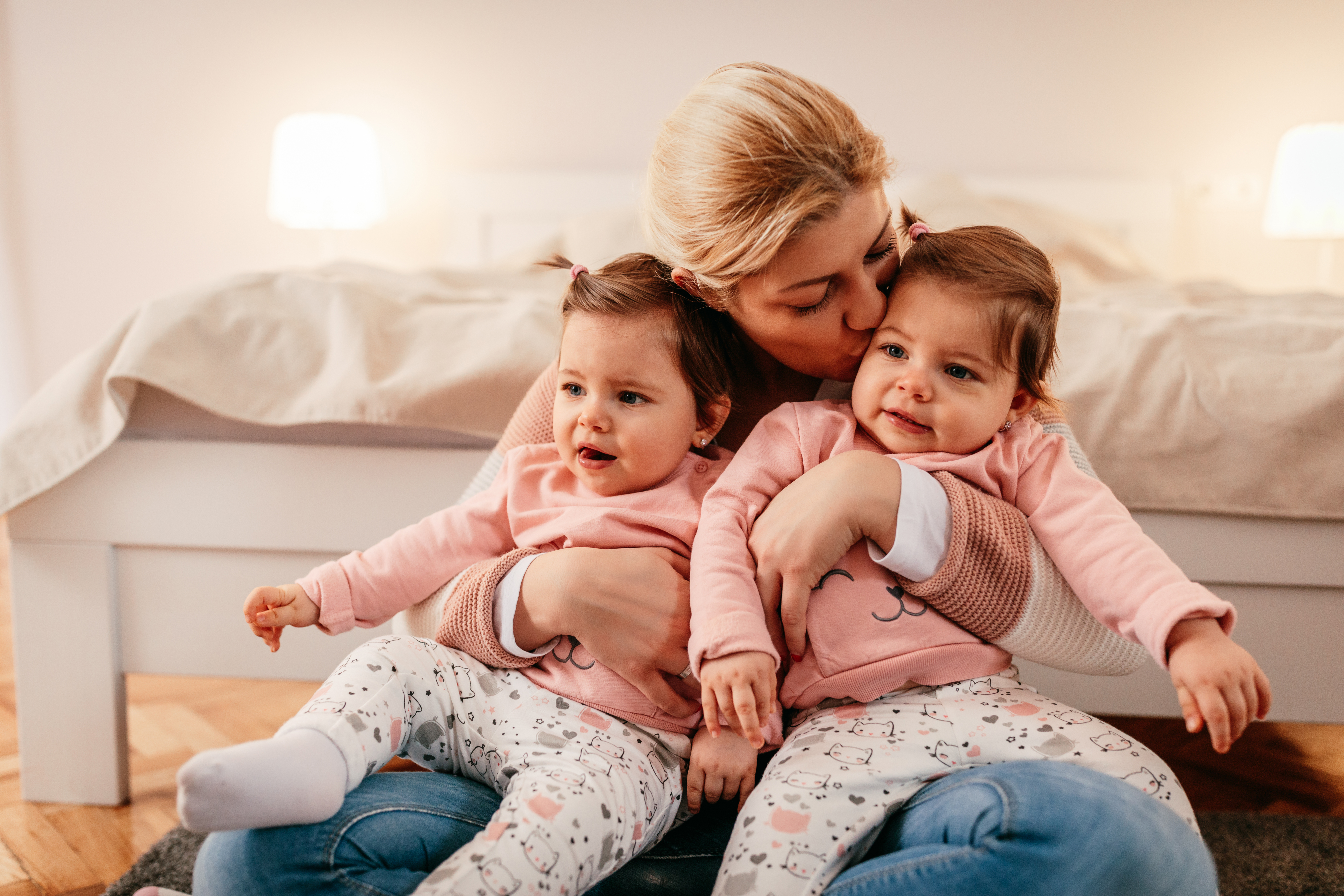 Une mère avec des filles jumelles | Source : Shutterstock