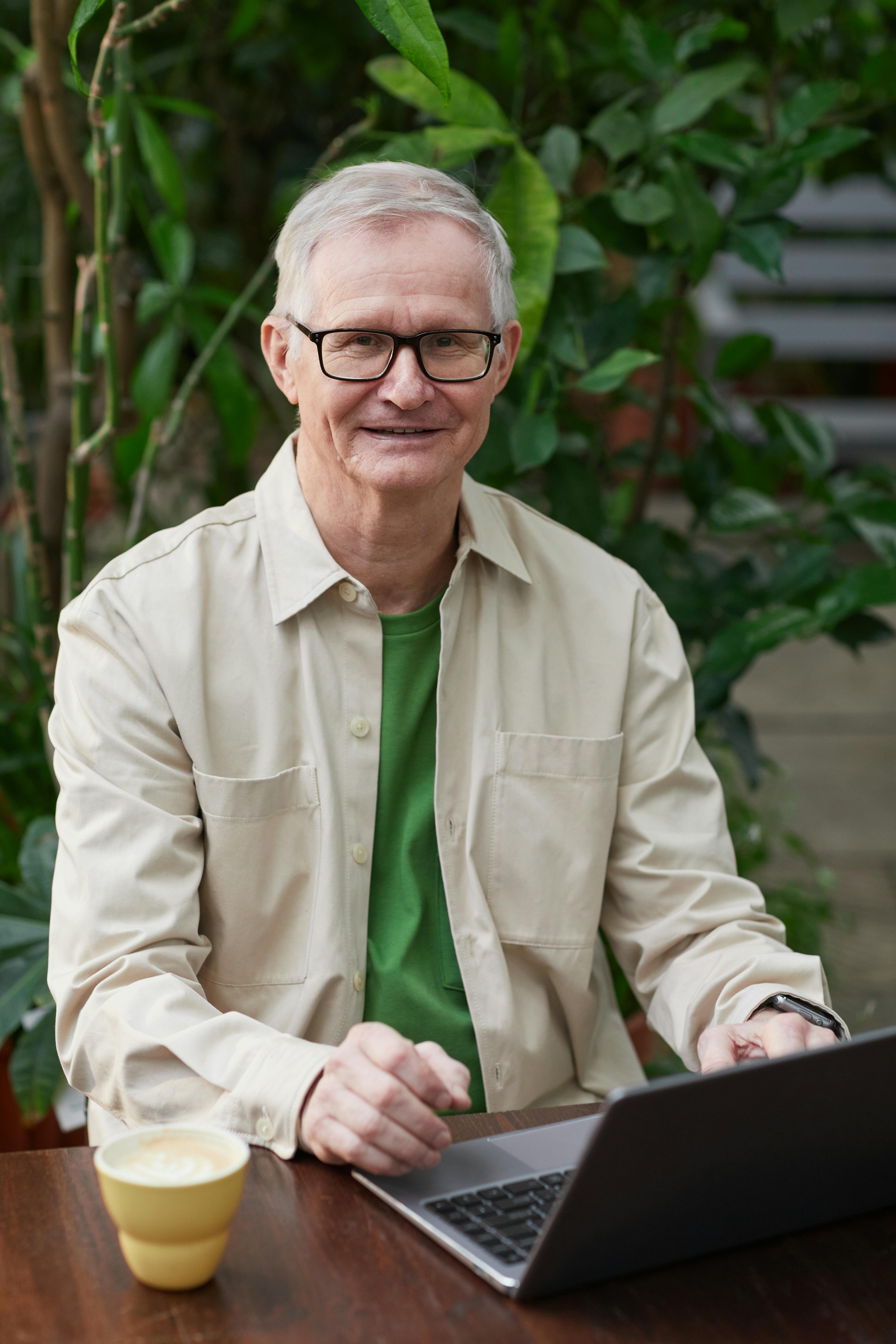 A happy elderly man with his laptop | Source: Pexels