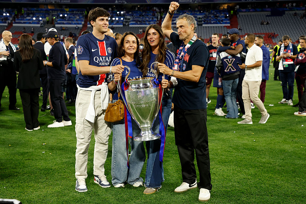 Luis Enrique avec sa femme Elena Cullell et leurs enfants Sira Martinez et Pacho Martinez lors de la finale de l'UEFA Champions League 2025 entre le Paris Saint-Germain (PSG) et le FC Internazionale Milano. | Source : Getty Images