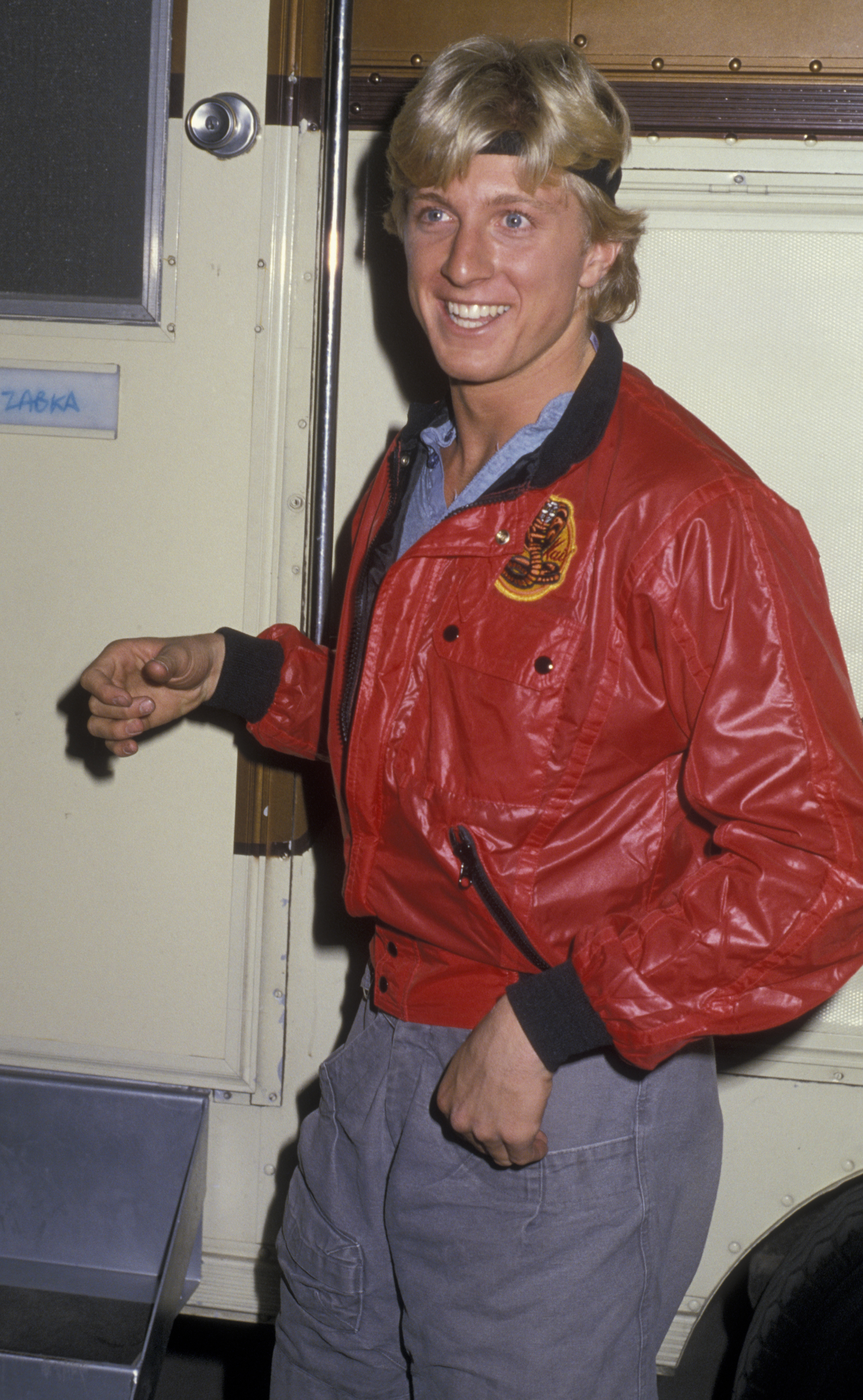 L'acteur est vu sur le tournage de "Karate Kid" le 8 novembre 1985 à Los Angeles, Californie. | Source : Getty Images