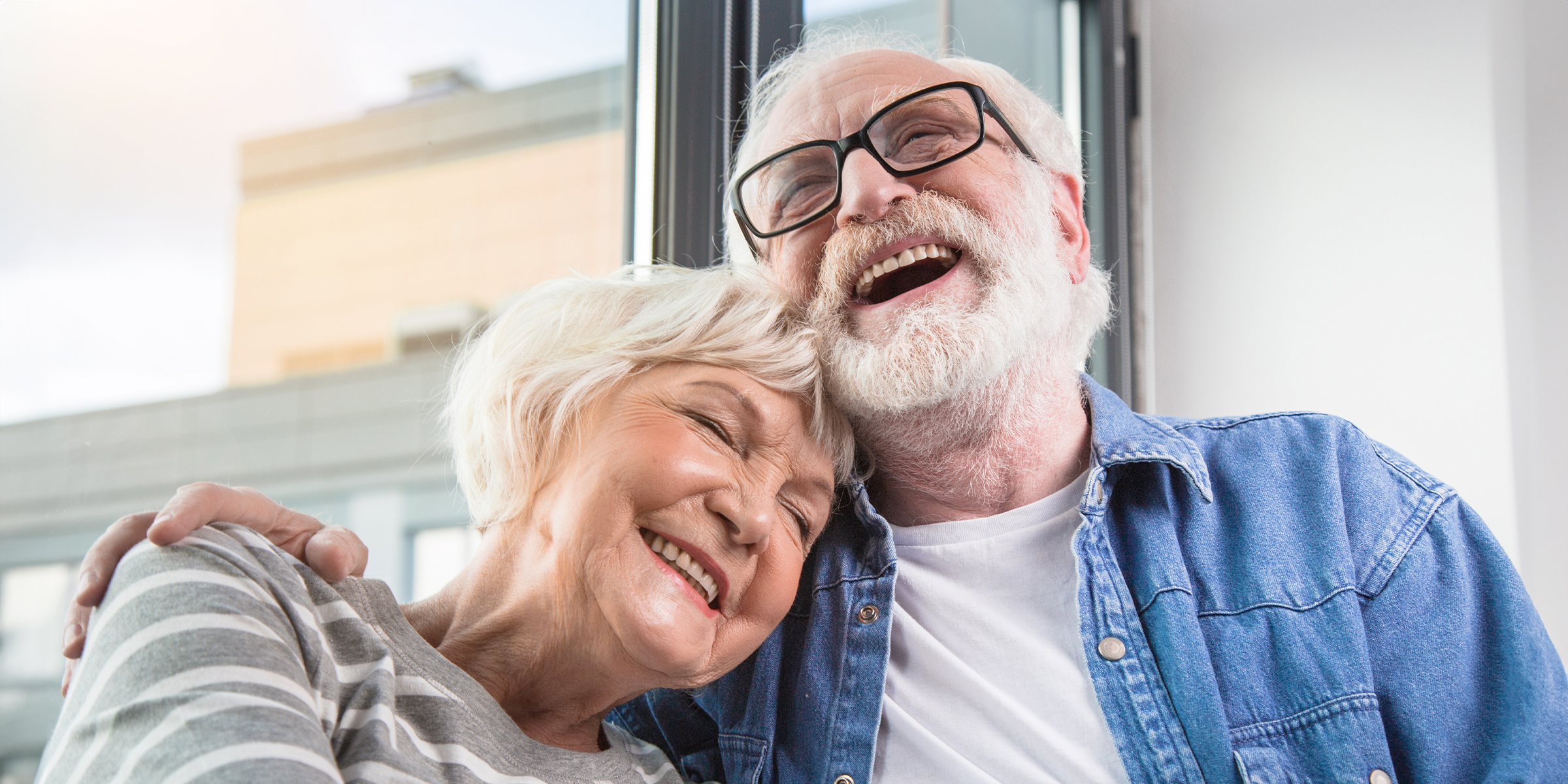 Un couple d'âge mûr qui rit ensemble | Source : Shutterstock