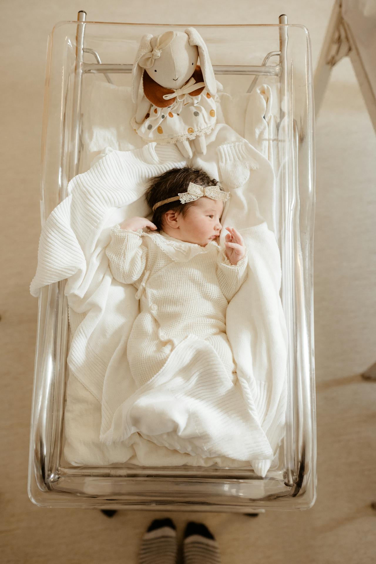 Une adorable petite fille allongée dans son berceau | Source : Pexels