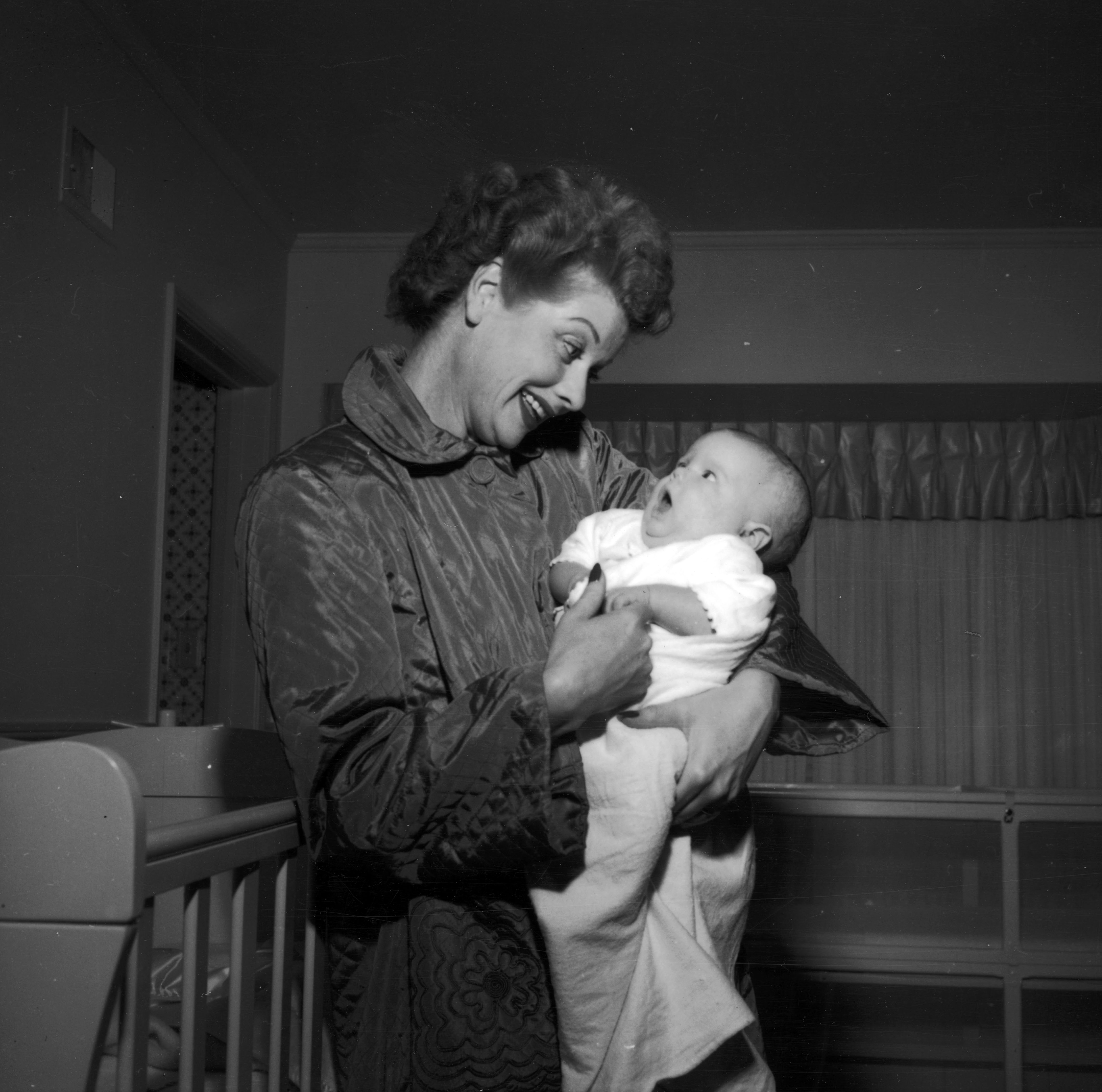 Lucille Ball et Desi Arnaz Jr. chez eux en 1953 | Source : Getty Images