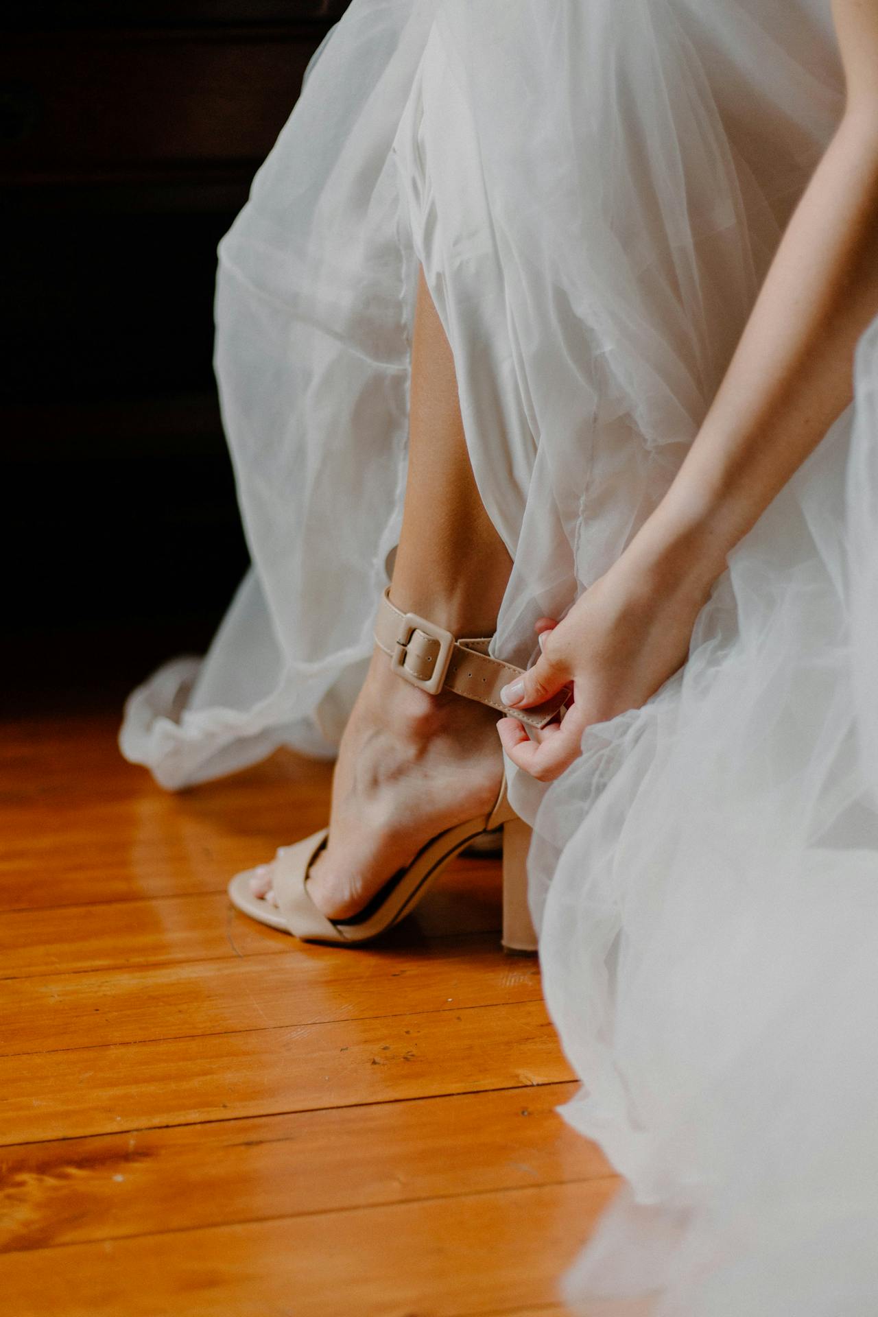 Une mariée qui détache ses talons | Source : Pexels