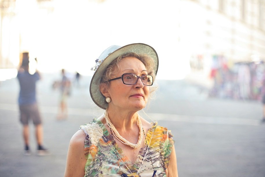 Une femme d'âge mûr en lunettes | Photo : Pexels.
