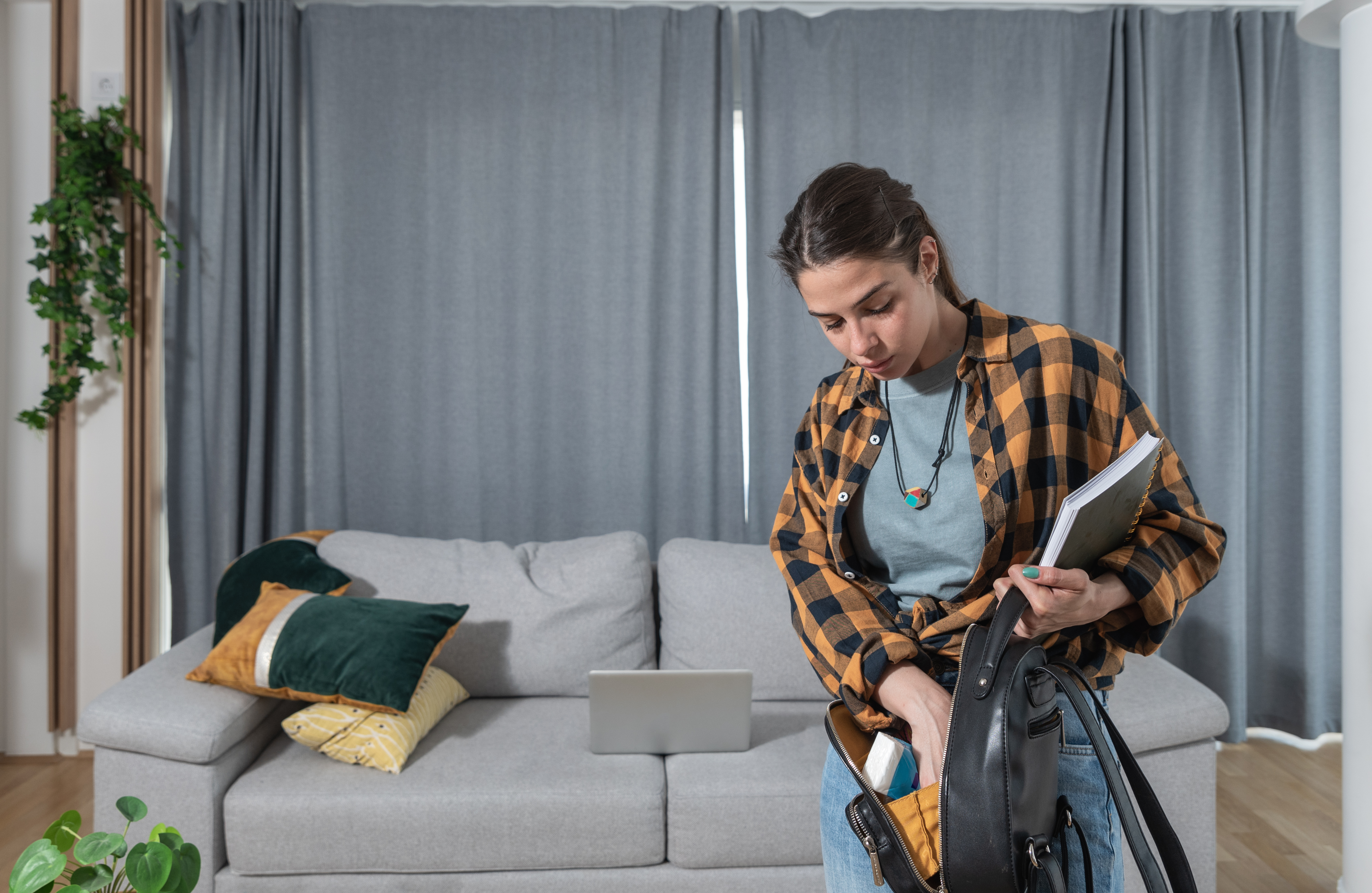 Mulher procura chave perdida na bolsa | Fonte: Shutterstock.com