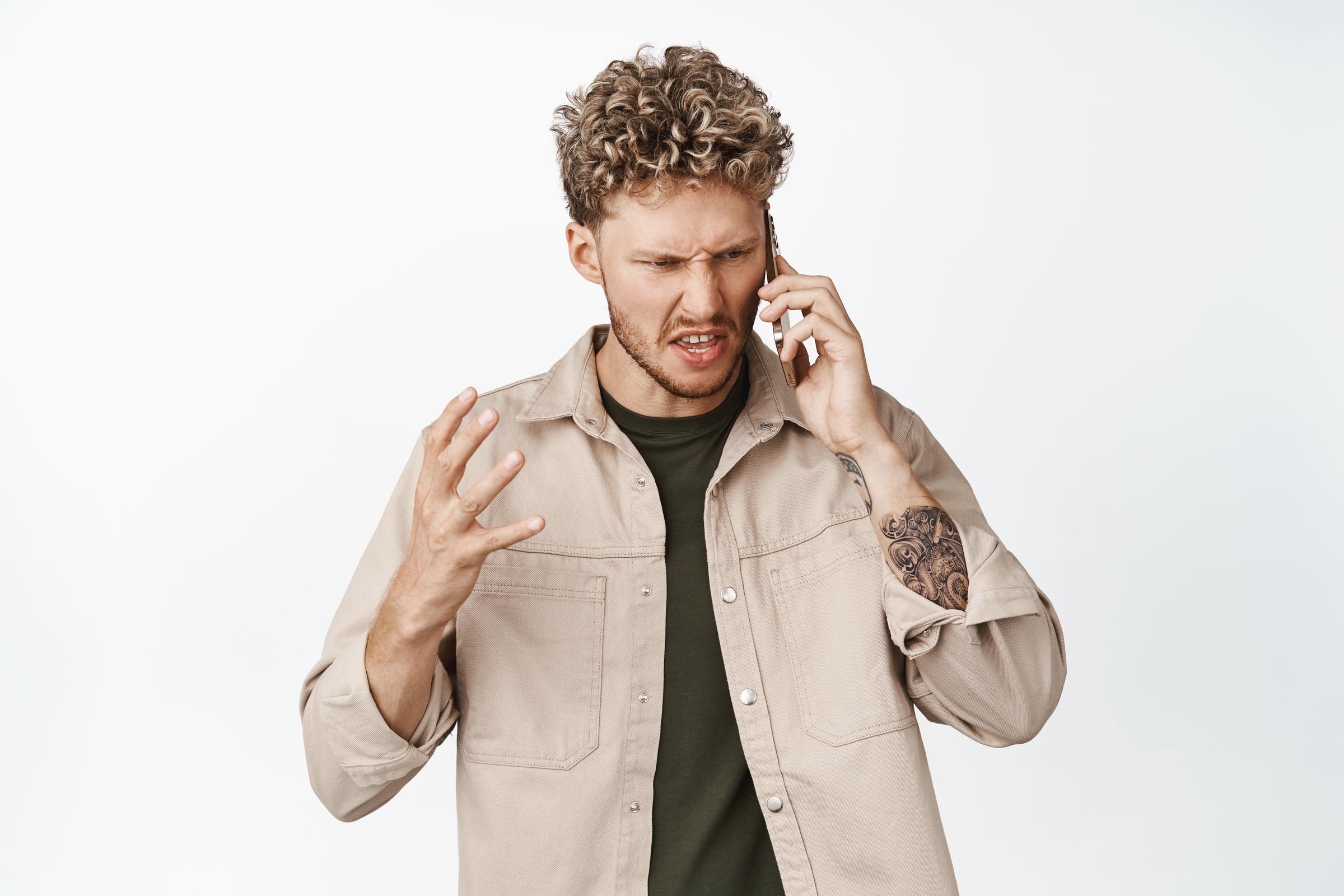 Un homme contrarié lors d'un appel | Source : Freepik