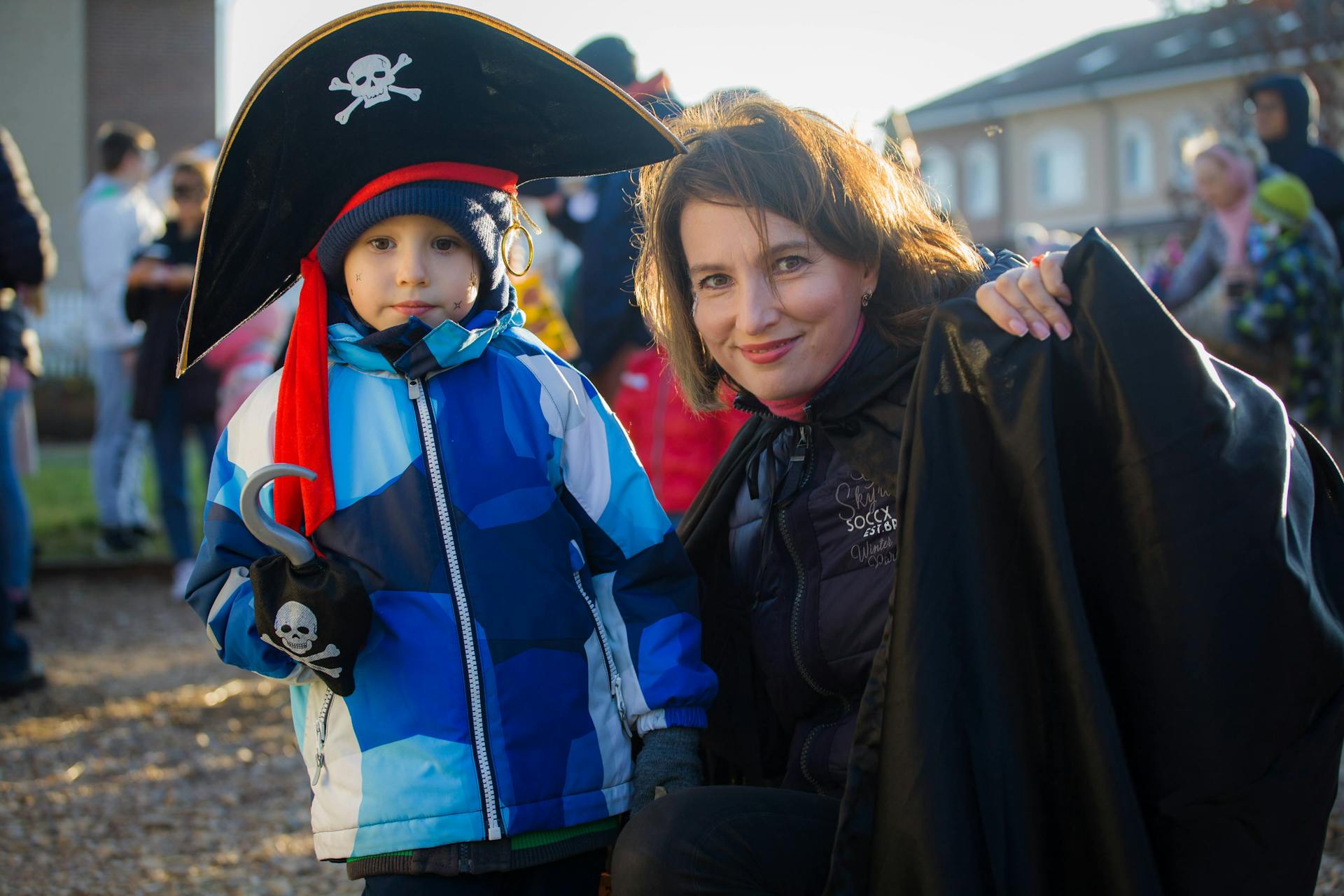 Un petit garçon en costume de pirate debout avec sa mère | Source : Pexels