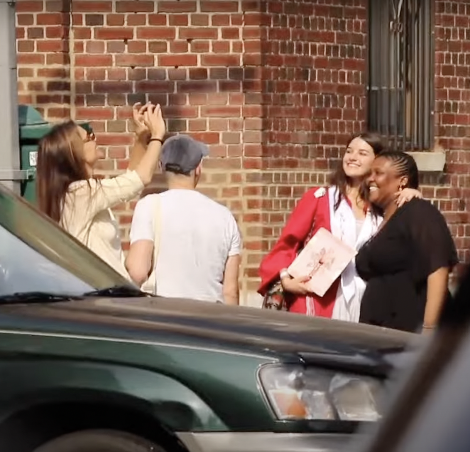 Katie Holmes, Suri Cruise et deux amis célèbrent la remise des diplômes de fin d'études secondaires de l'adolescente avec ses camarades de classe à New York, dans un post daté du 22 juin 2024 | Source : YouTube/Page Six