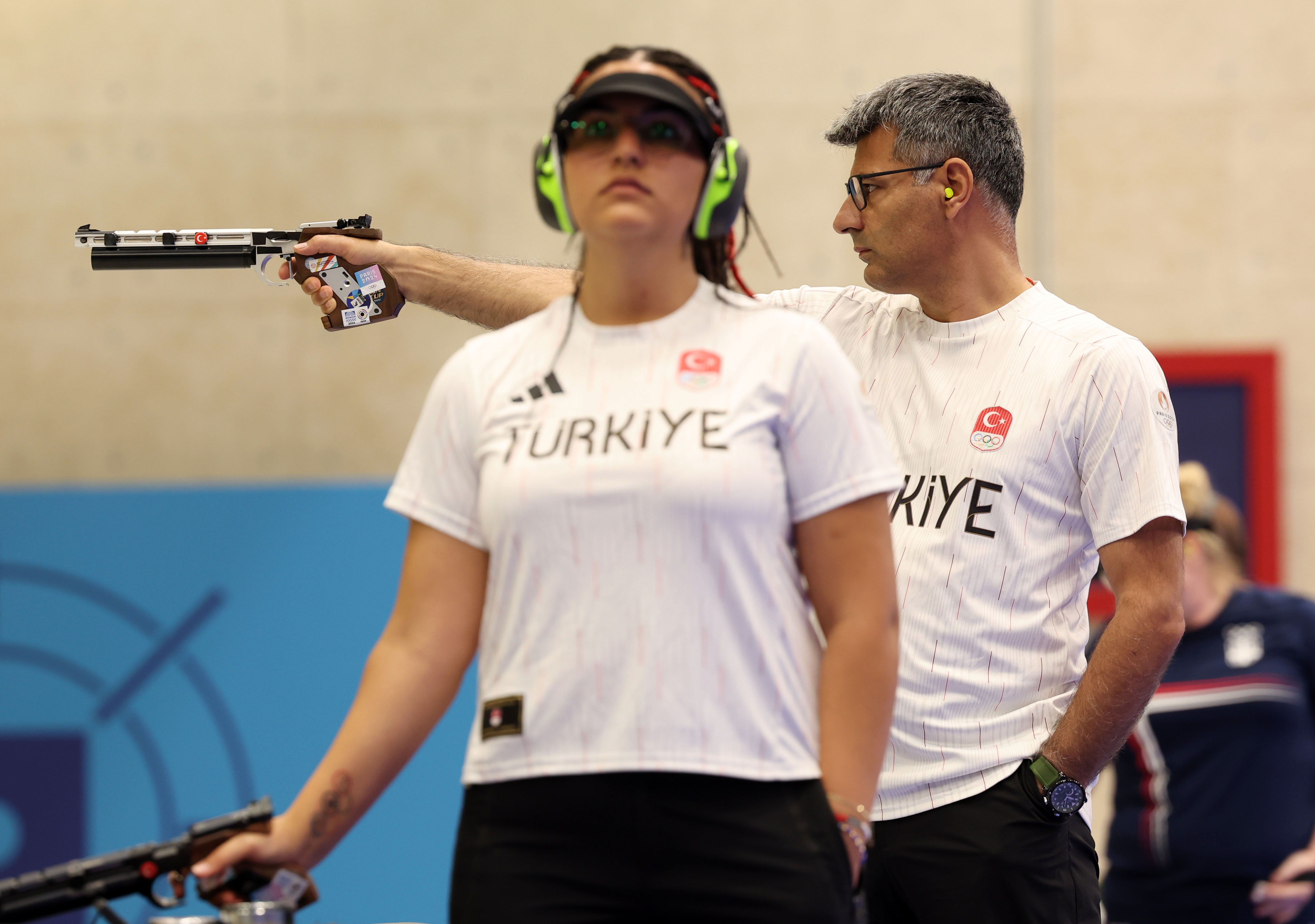 Sevval Ilayda Tarhan et l'ancien officier s'affrontent lors du tir au pistolet, il remporte avec son coéquipier Sevval Ilayda Tarhan la médaille d'argent dans l'épreuve mixte de tir au pistolet à 10 mètres air comprimé aux Jeux olympiques de Paris, à Chateauroux, France | Source : Getty Images