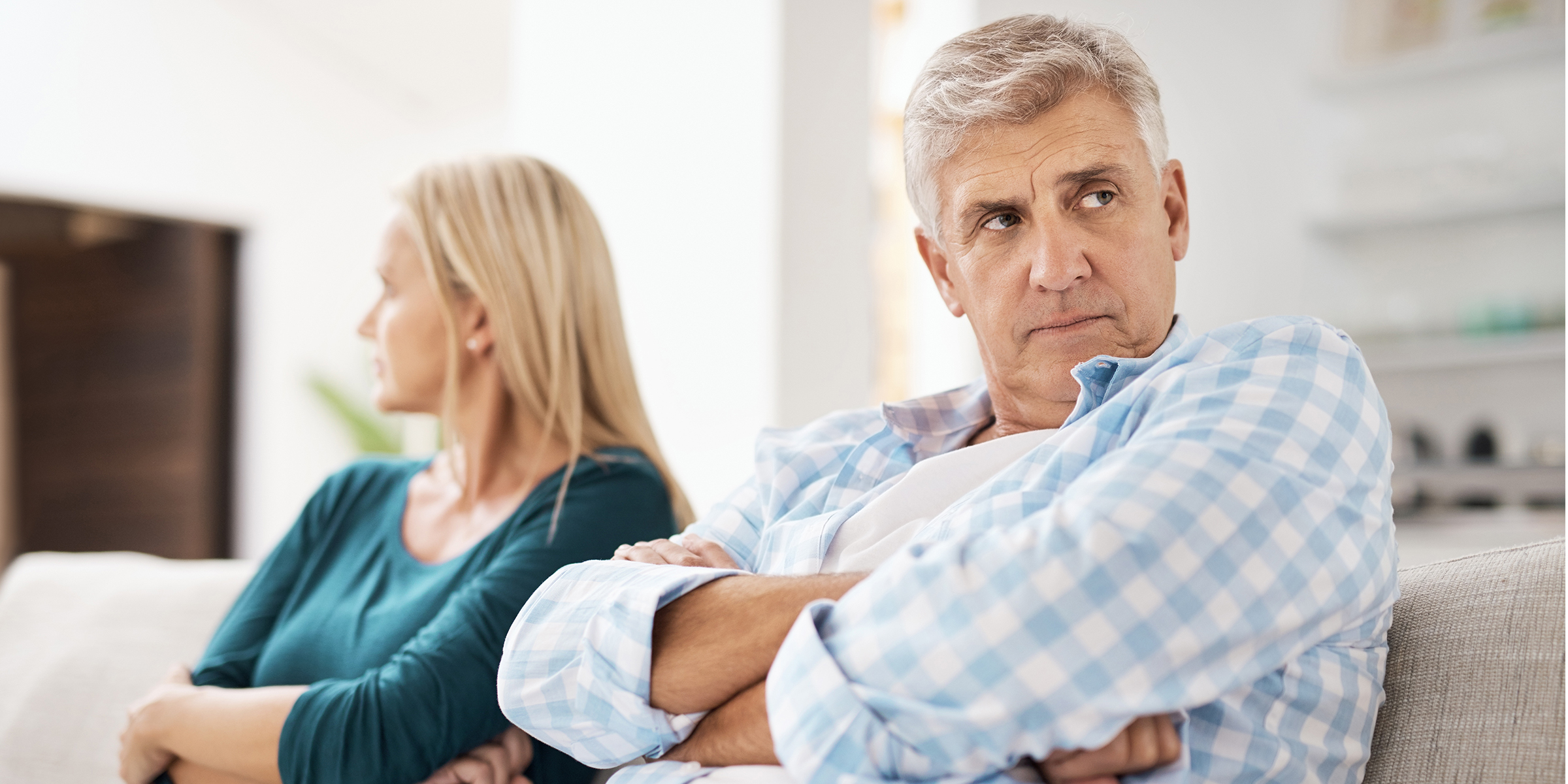 Un couple avec les bras croisés | Source : Shutterstock