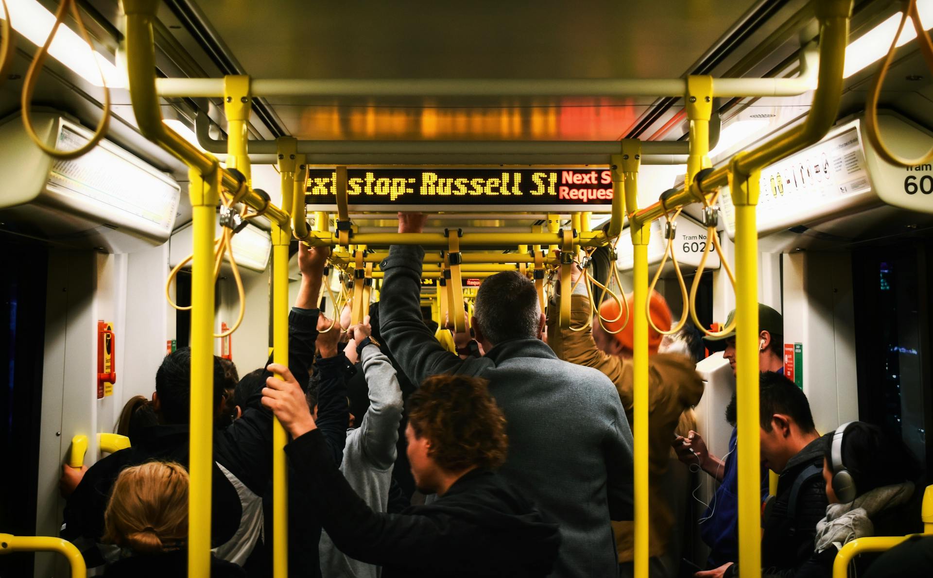 Un train bondé de passagers | Source : Pexels