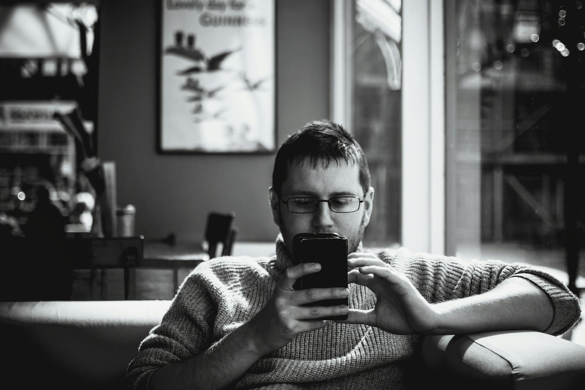 Un homme qui fait défiler son téléphone | Source : Pexels