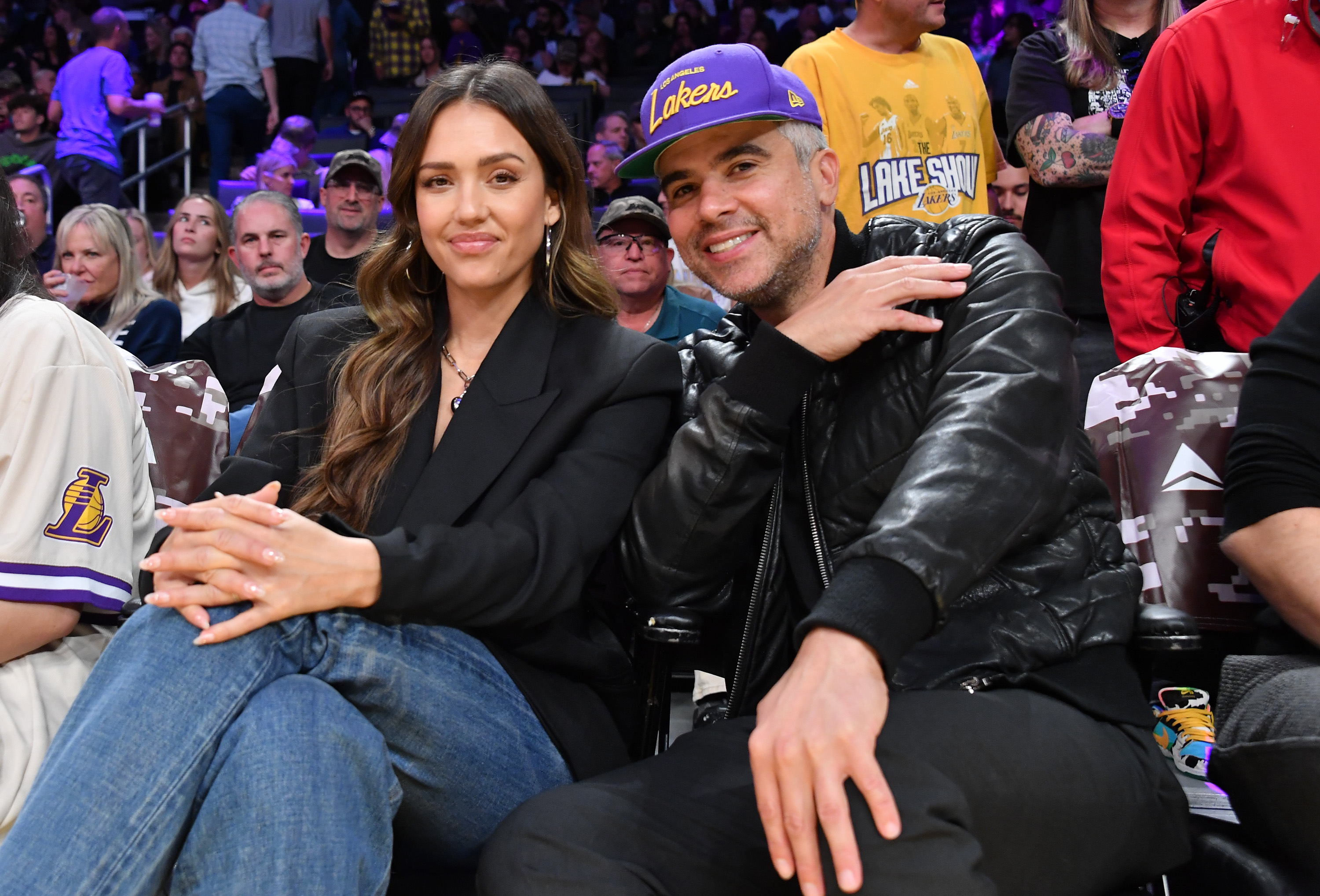 Jessica Alba et Cash Warren lors d'un match de basket au Crypto.com Arena, le 10 novembre 2024, à Los Angeles, Californie | Source : Getty Images