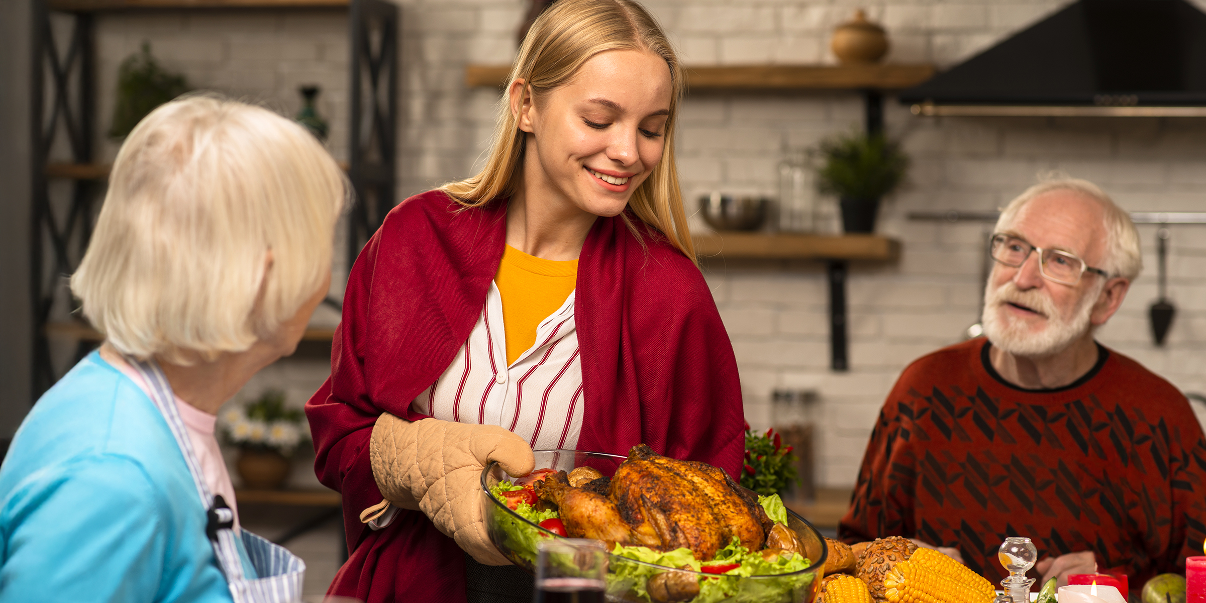 Une femme qui sert un couple de personnes âgées pour Thanksgiving | Source : Shutterstock