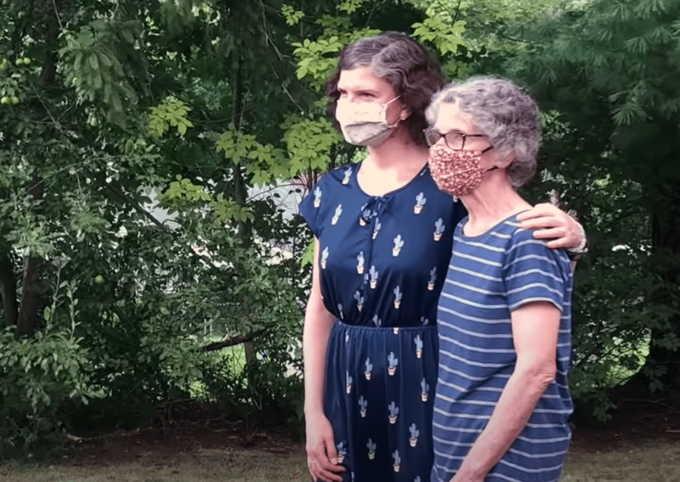 Une mère et sa fille se retrouvent après 50 ans de séparation | Photo : Youtube/PBS Voices