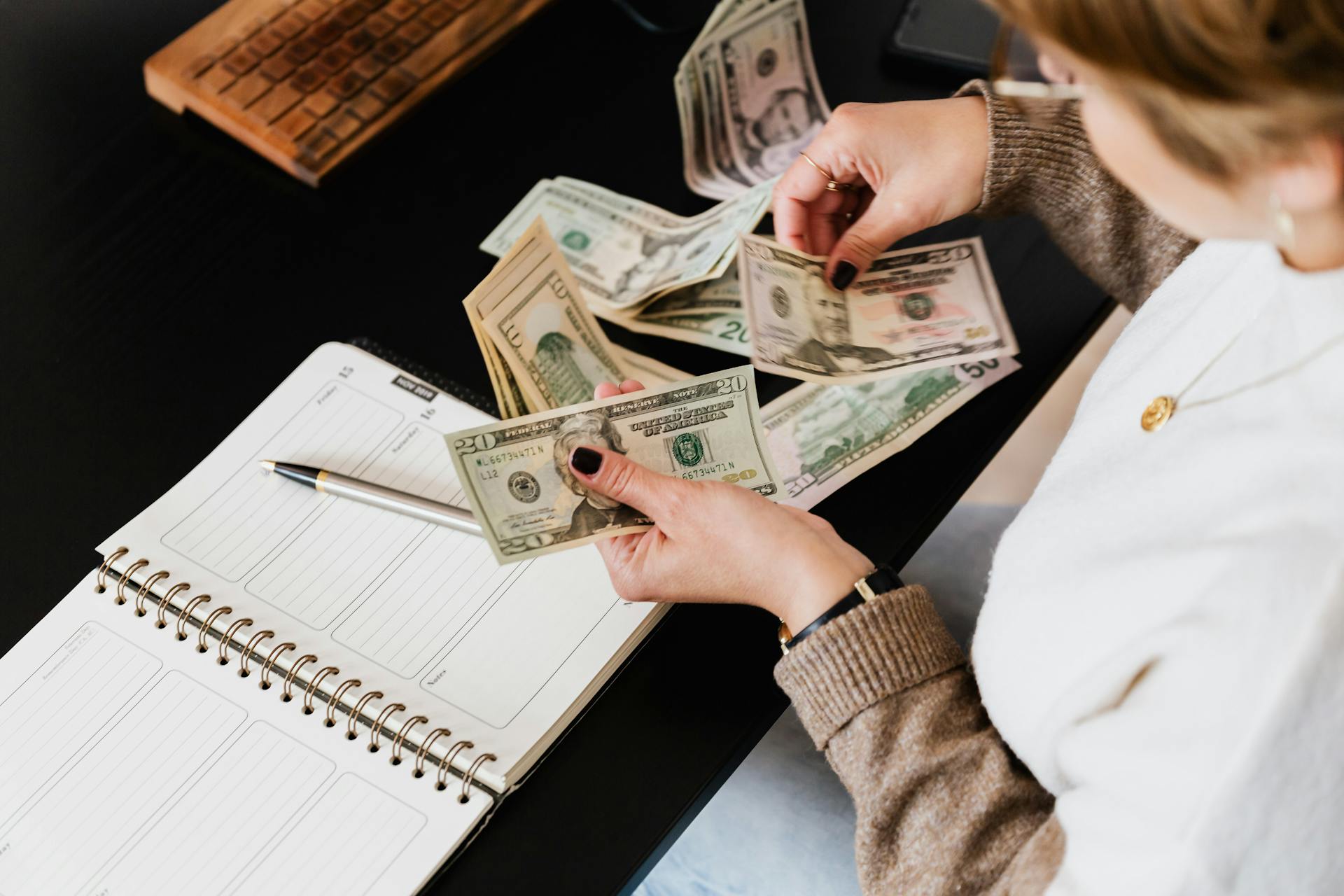 Une femme qui compte de l'argent | Source : Pexels