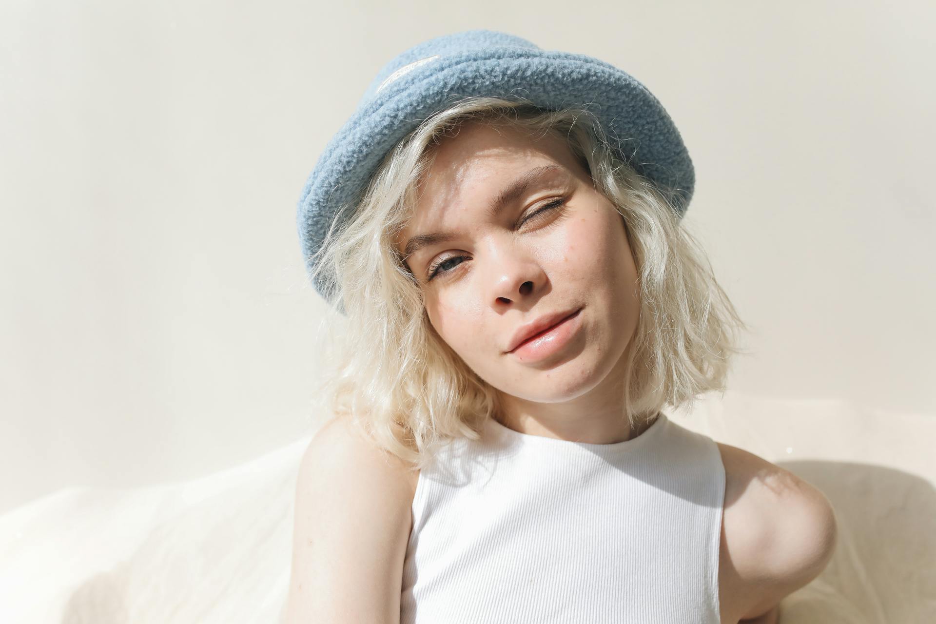 Une adolescente fait un clin d'œil à quelqu'un | Source : Pexels