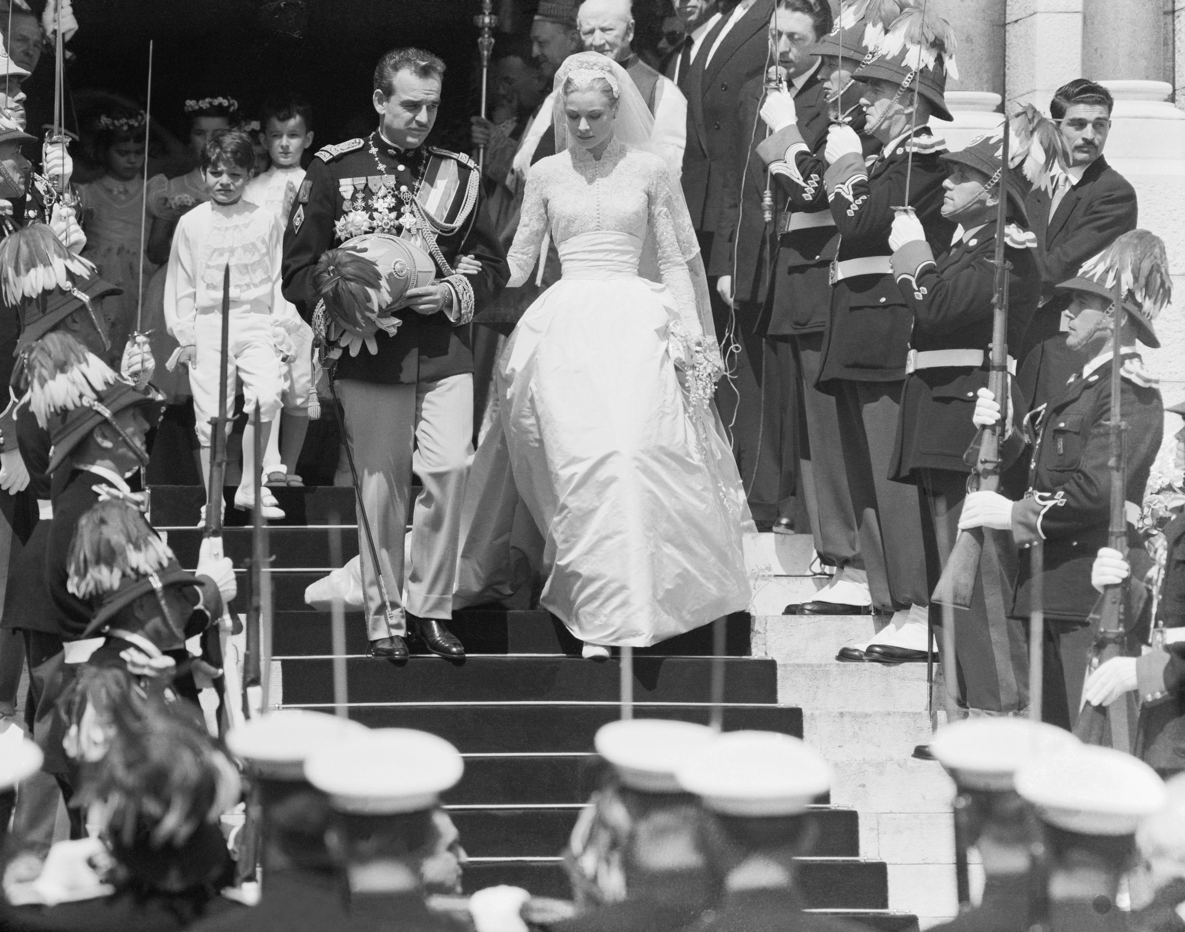 Le prince Rainier et Grace Kelly quittent la cathédrale de Monaco après leur cérémonie catholique romaine, le 19 avril 1956, à Monaco. | Source : Getty Images