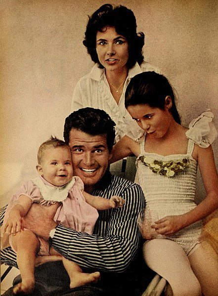 James Garner dans une photo portrait avec sa famille en 1959. | Photo : Wikimedia Commons, Public Domain