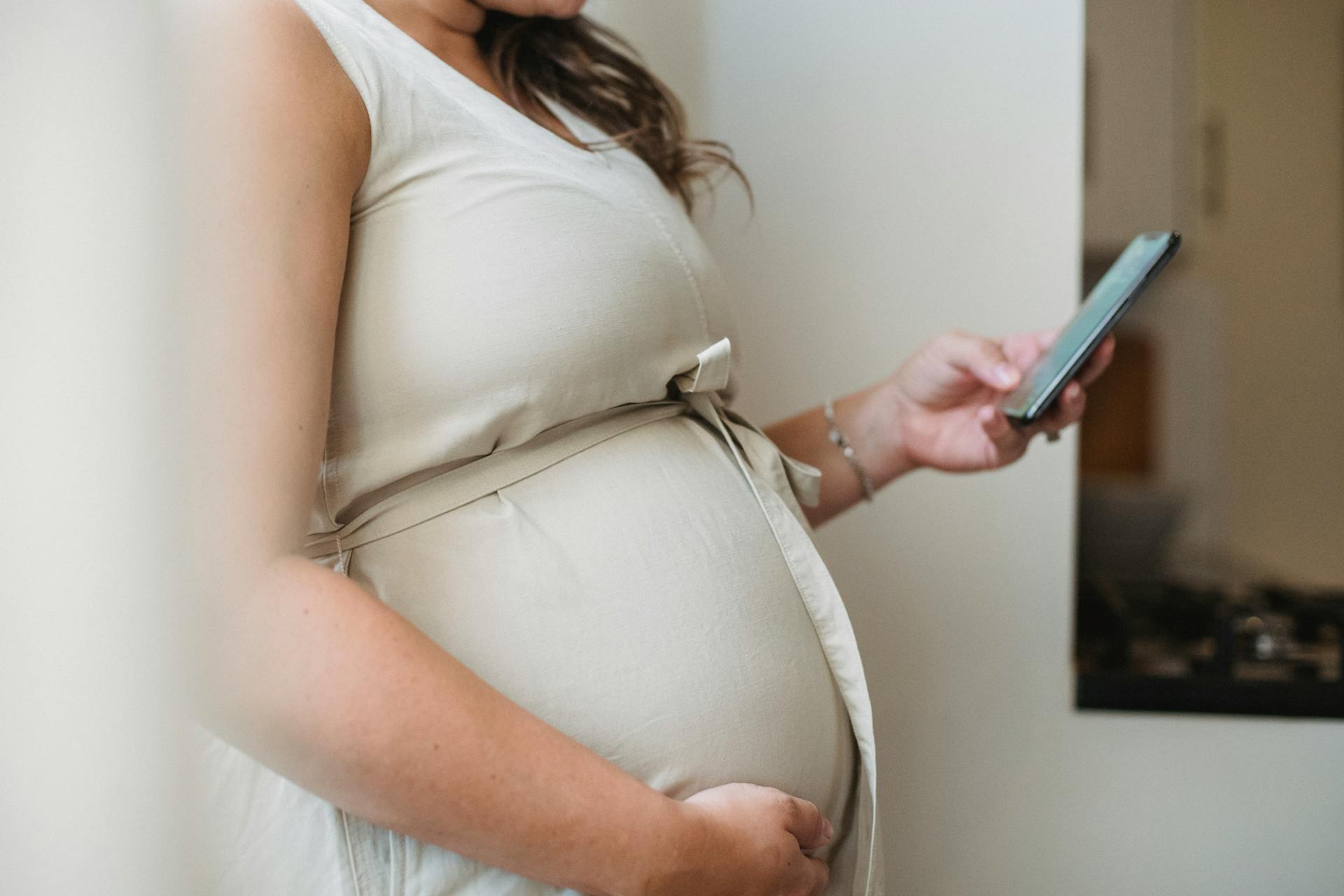 Une femme enceinte qui regarde son téléphone | Source : Pexels