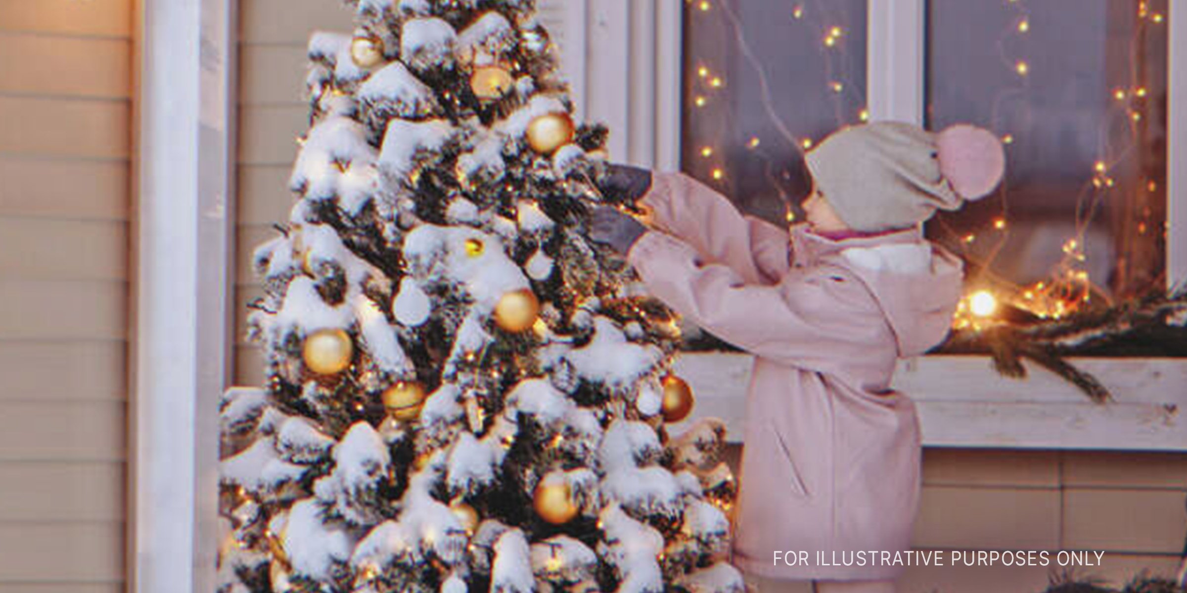 Une petite fille décorant un arbre de Noël. | Source : Shutterstock