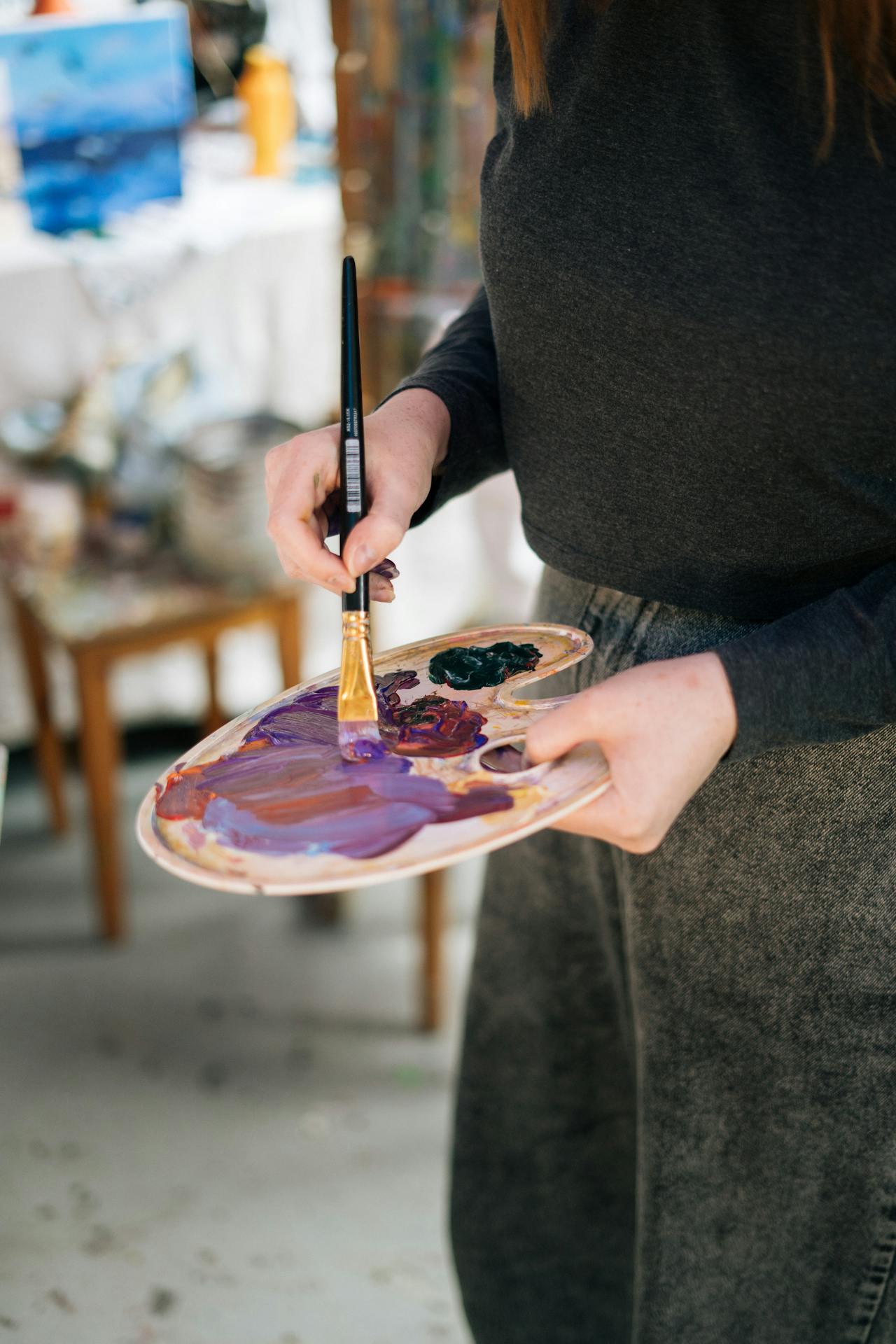 Une femme tenant une palette de peinture et un pinceau | Source : Pexels