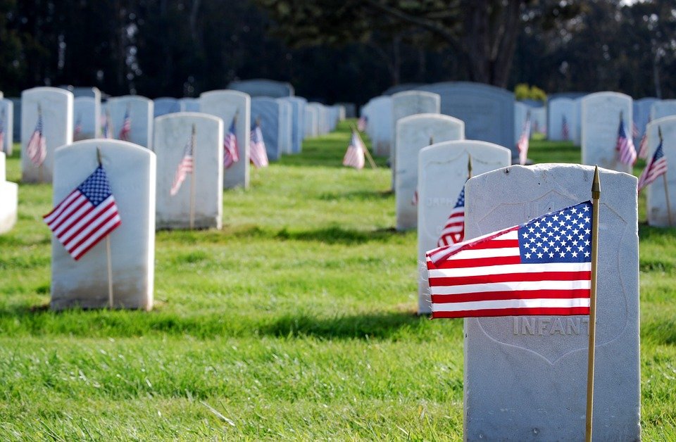 Drapeaux américains pour honorer la mémoire de vaillants soldats | Photo : Pixabay