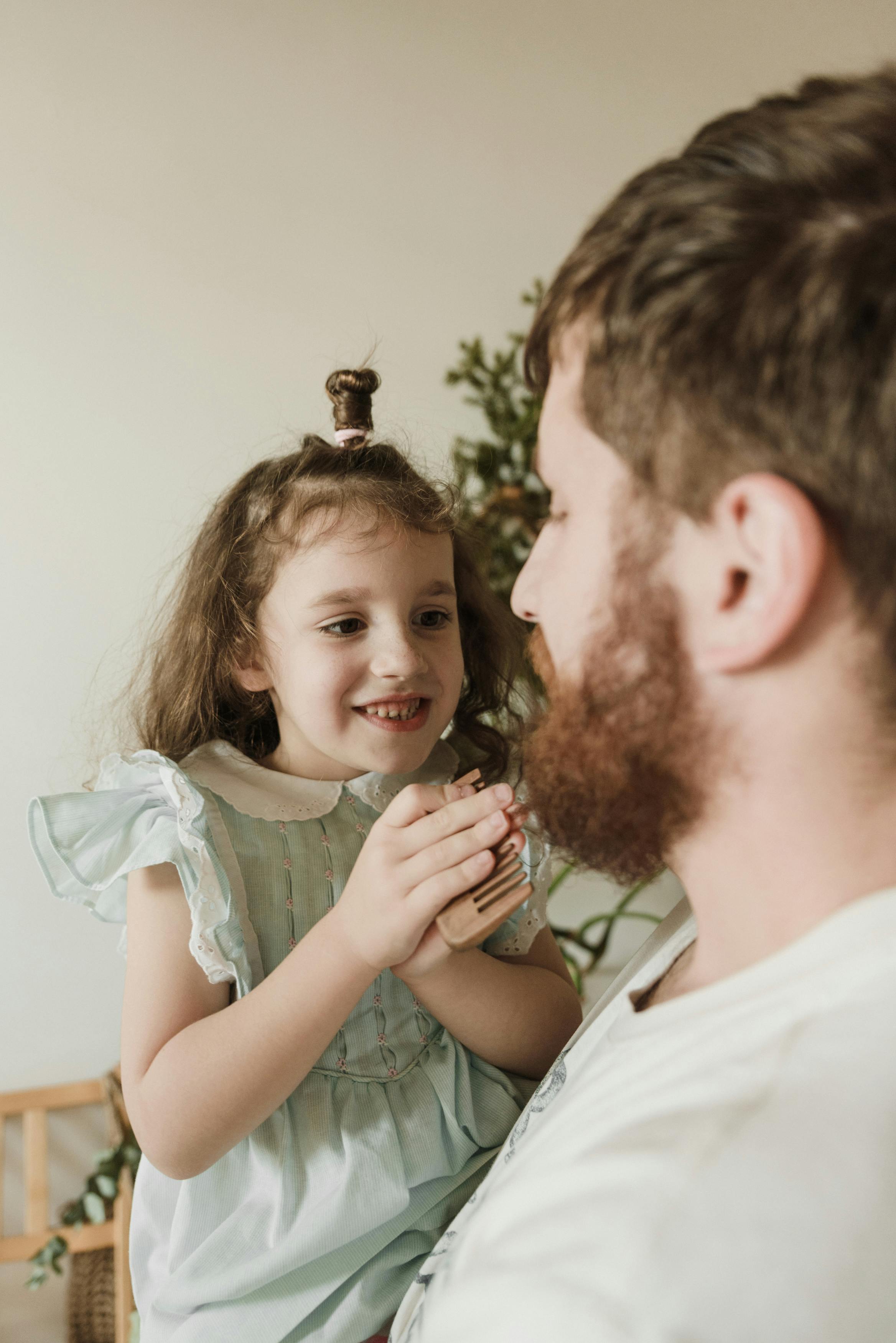 Un père et sa fille en pleine conversation | Source : Pexels