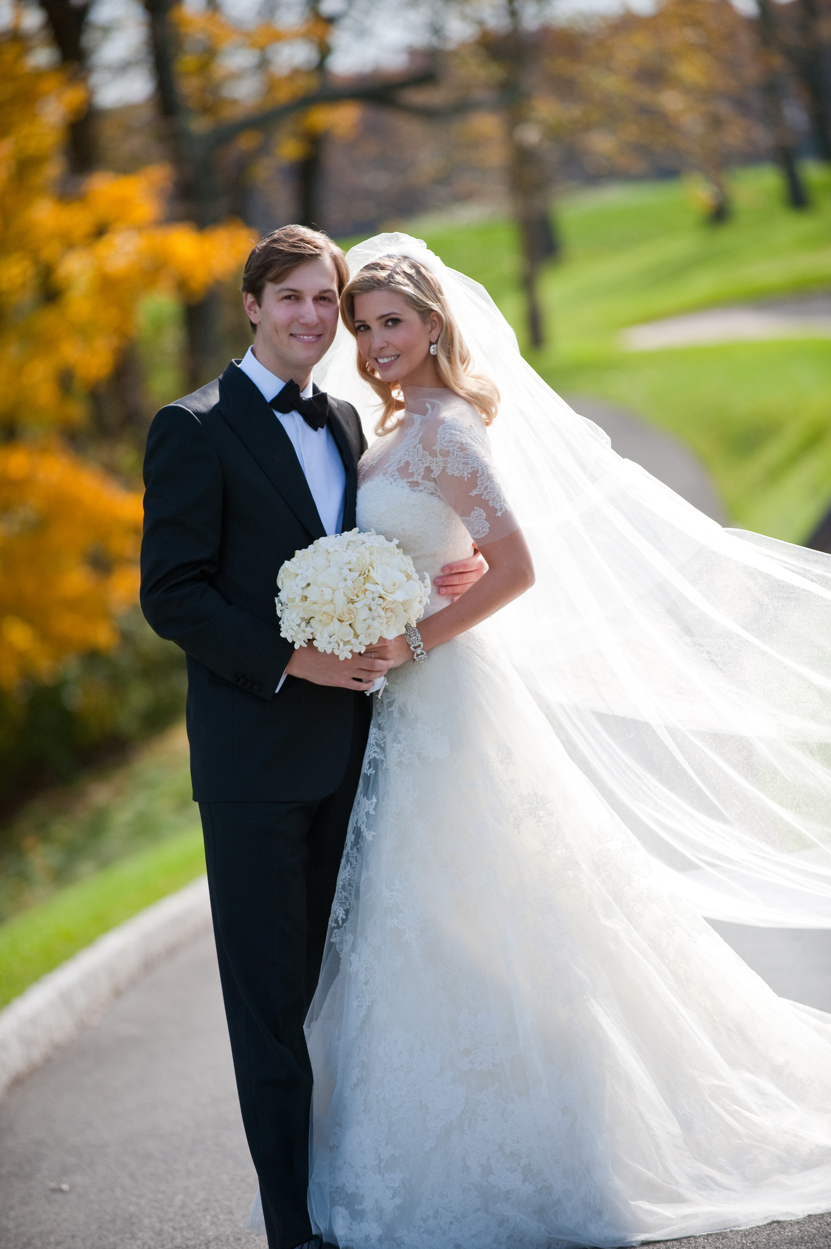 Jared Kushner et Ivanka Trump assistent à leur mariage au Trump National Golf Club, le 25 octobre 2009, à Bedminster, dans le New Jersey. | Source : Getty Images