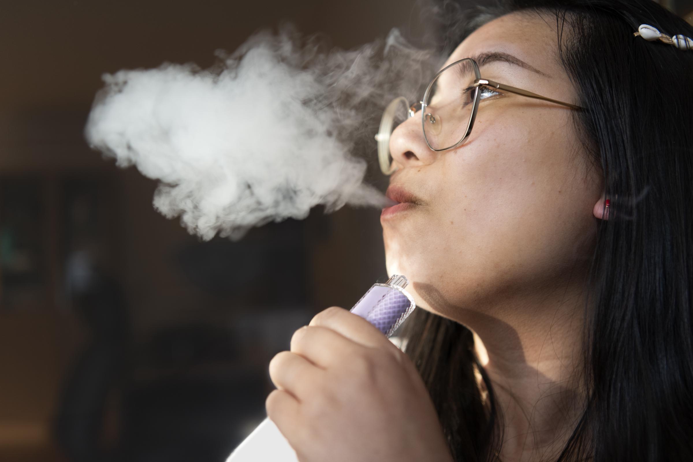 Une femme en train de se vaper | Source : Getty Images