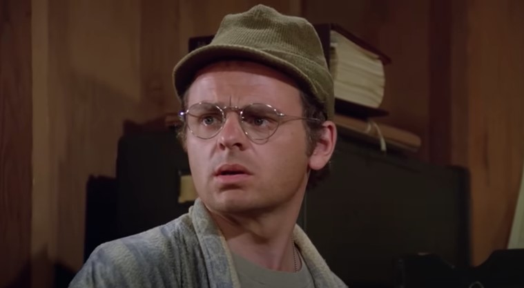 Gary Burghoff dans le rôle du caporal Walter 'Radar' O'Reilly dans la sitcom télévisée de CBS, "M*A*S*H" | Source : YouTube/FOX