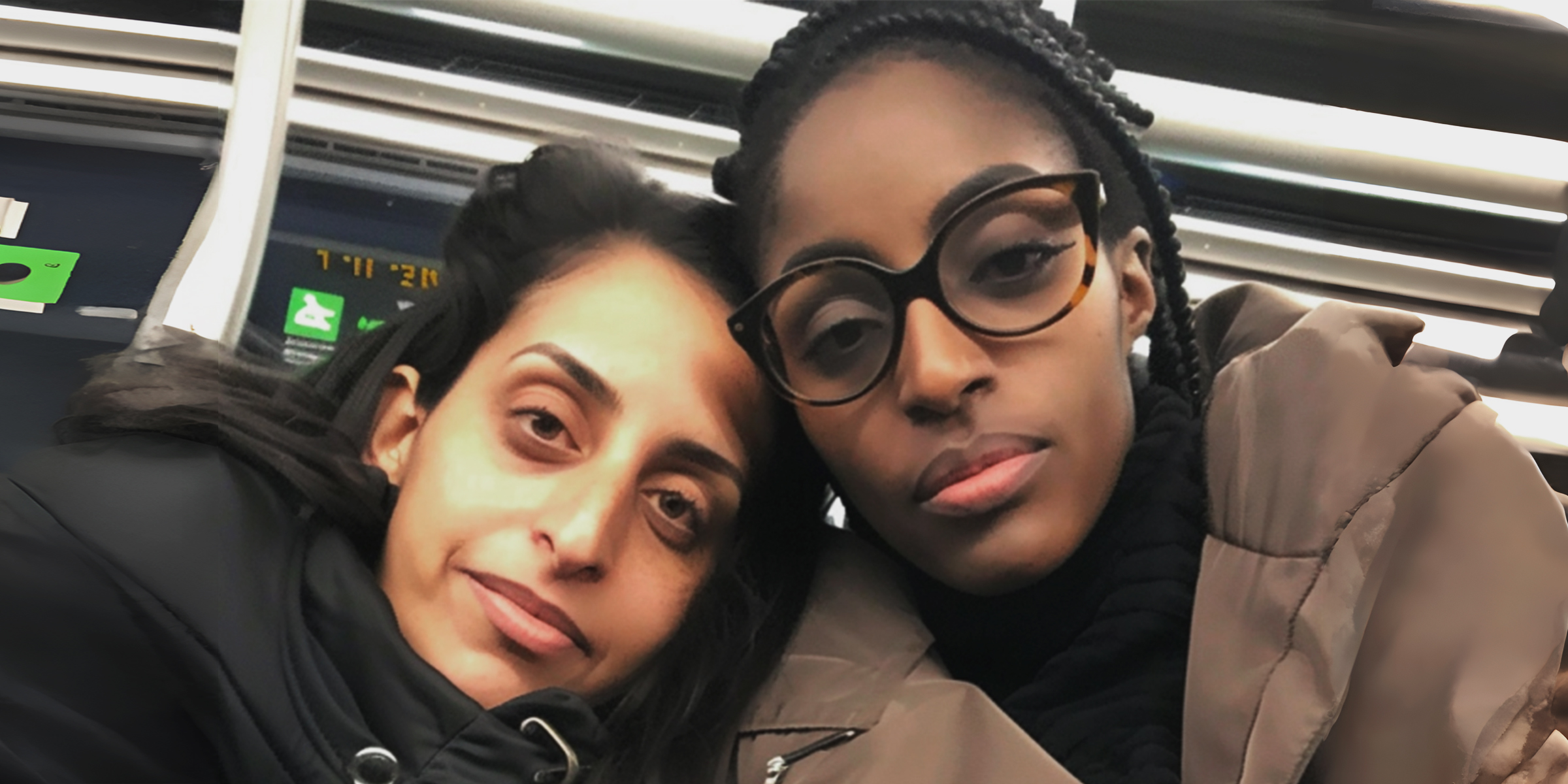 Deux femmes dans un wagon de métro | Source : Amomama