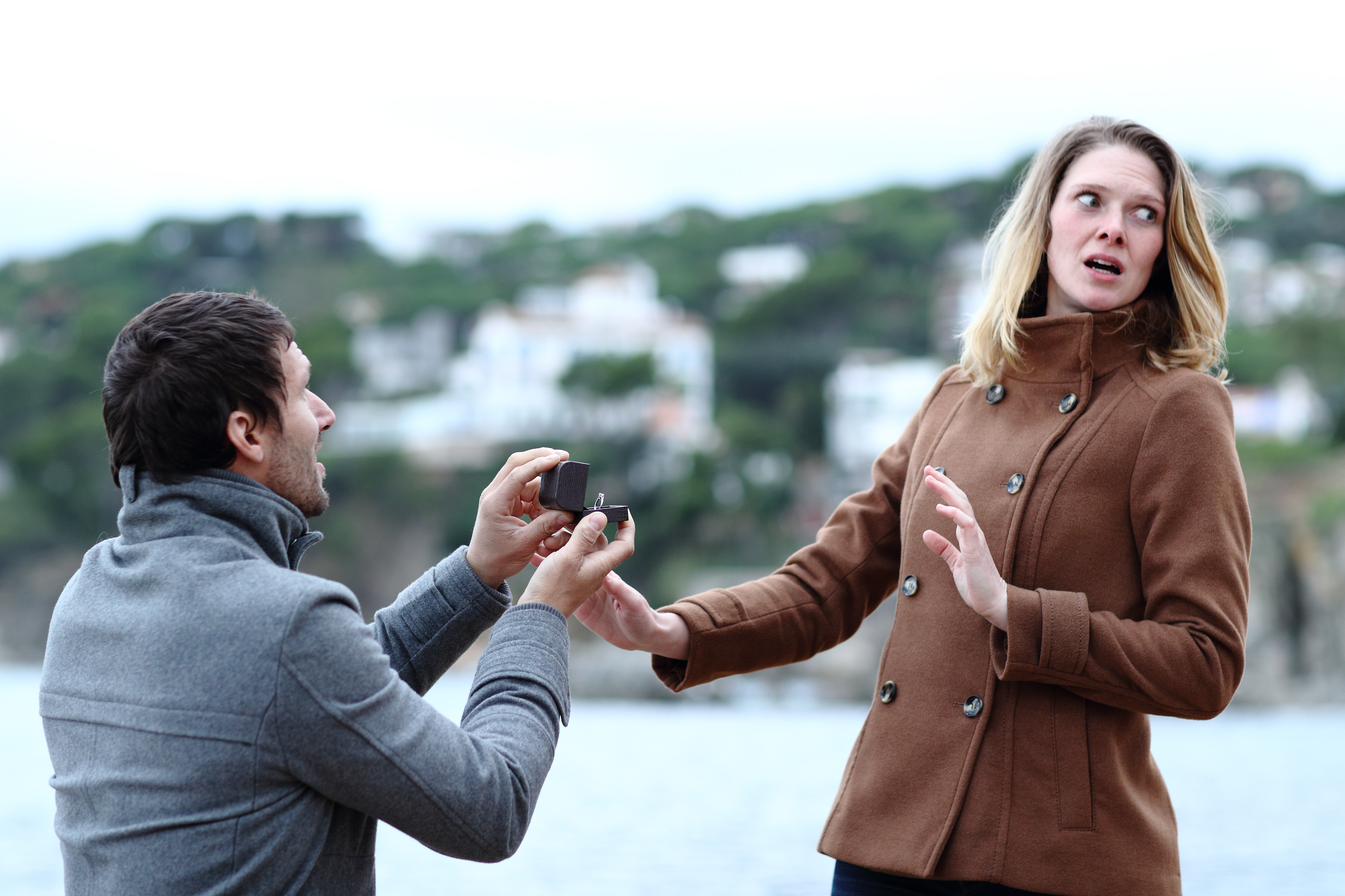 Femme choquée rejetant la proposition d'un homme | Source : Shutterstock