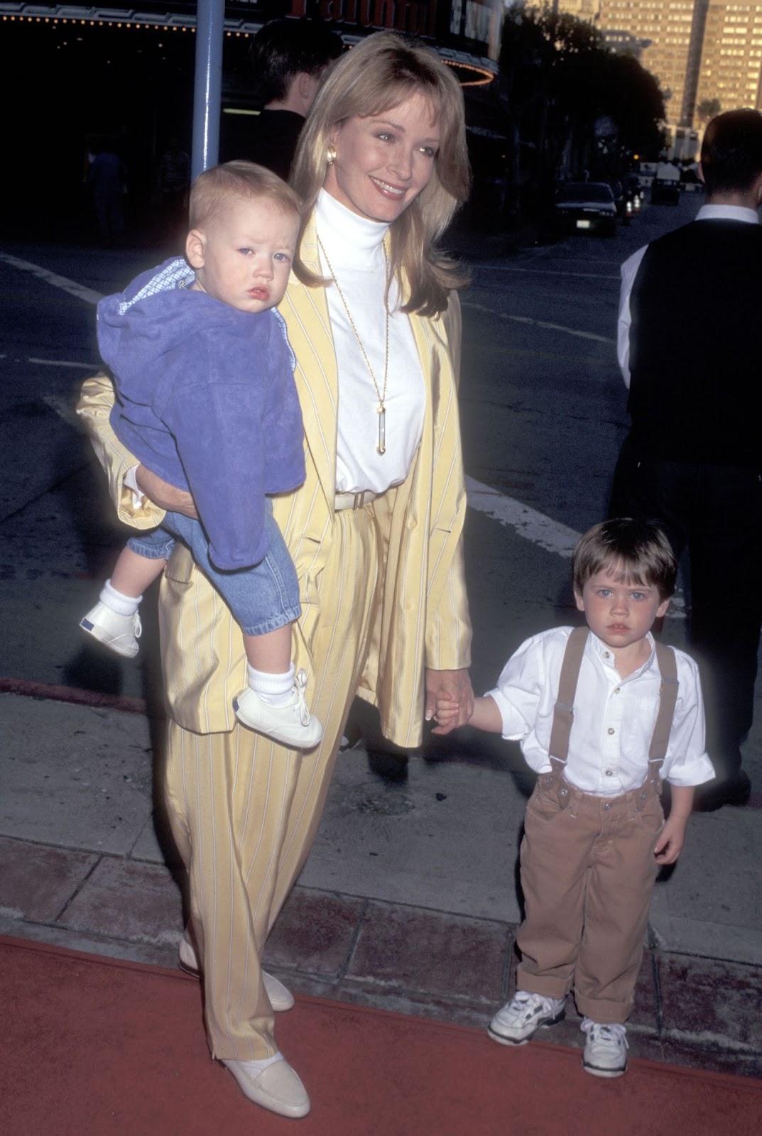 Deidre Hall et ses fils lors de la sortie vidéo et de la projection spéciale de "Les Aristochats", le 18 avril 1996, à Westwood, en Californie. | Source : Getty Images