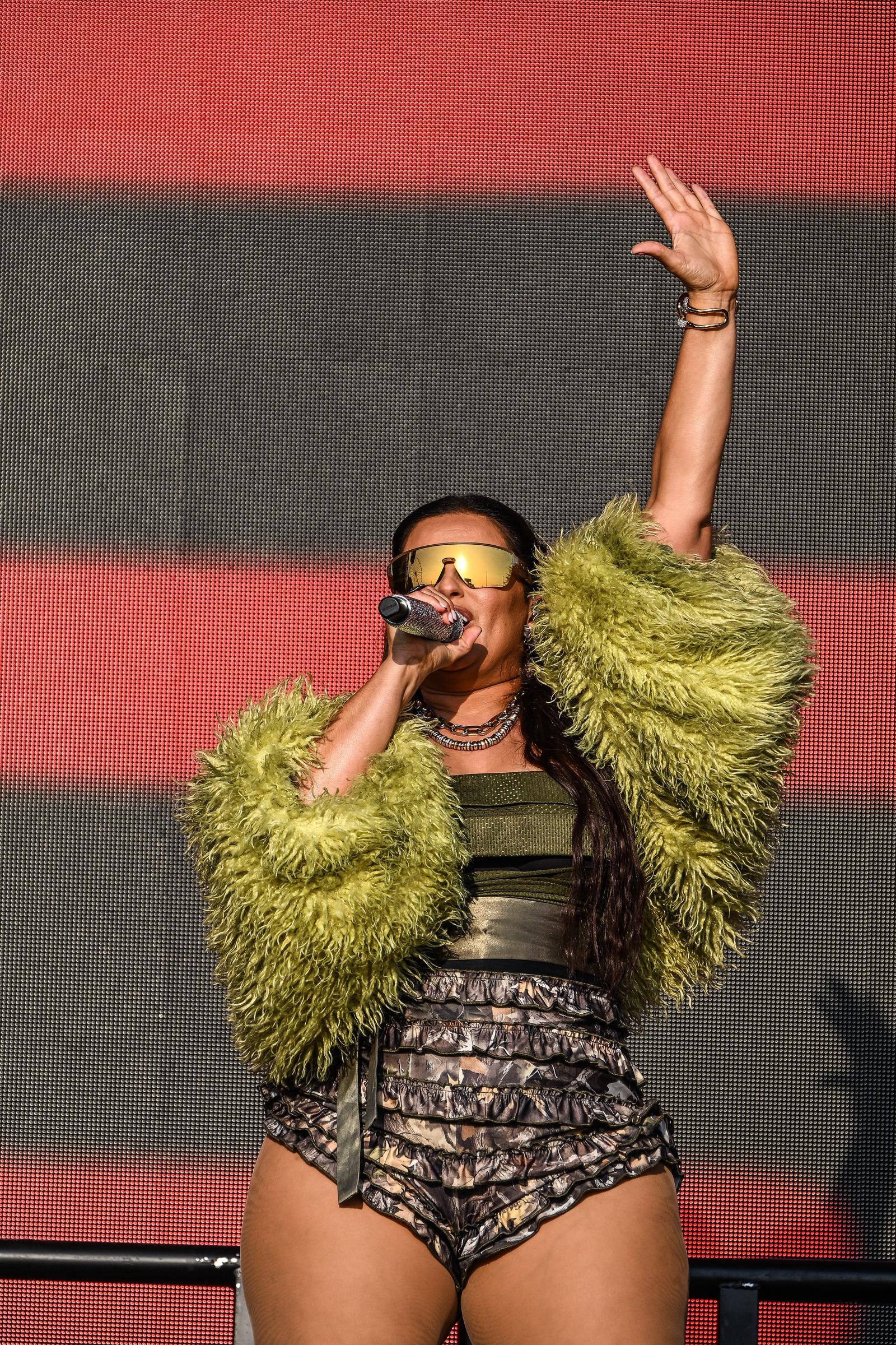 Nelly Furtado fait une déclaration audacieuse dans un short camouflage à volants, un bustier métallique et une veste verte hirsute au festival Boardmasters à Newquay, en Angleterre.