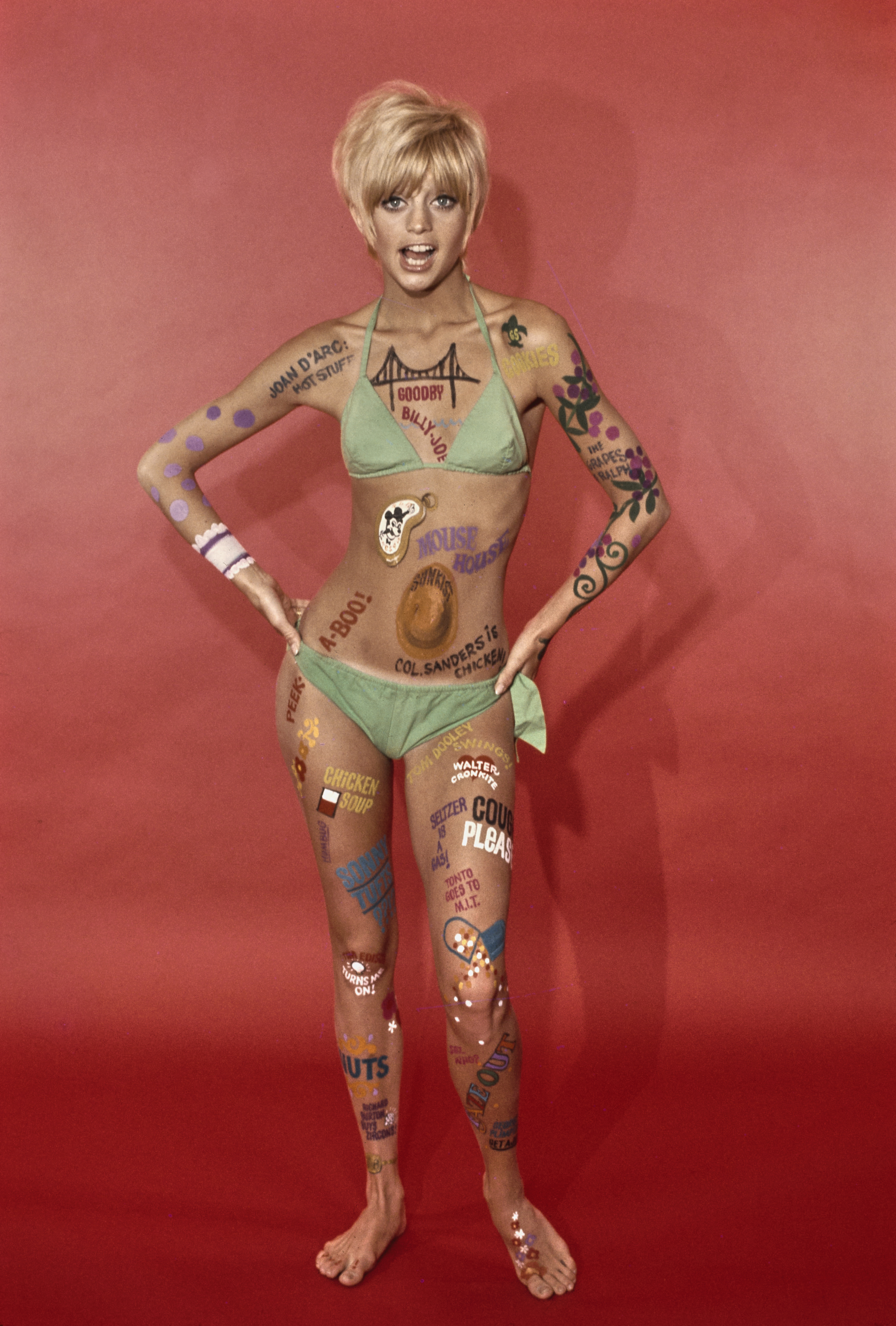 Goldie Hawn porte de la peinture corporelle et un bikini dans un portrait promotionnel pour la série télévisée 'Laugh-In', le 30 juin 1968. | Source : Getty Images