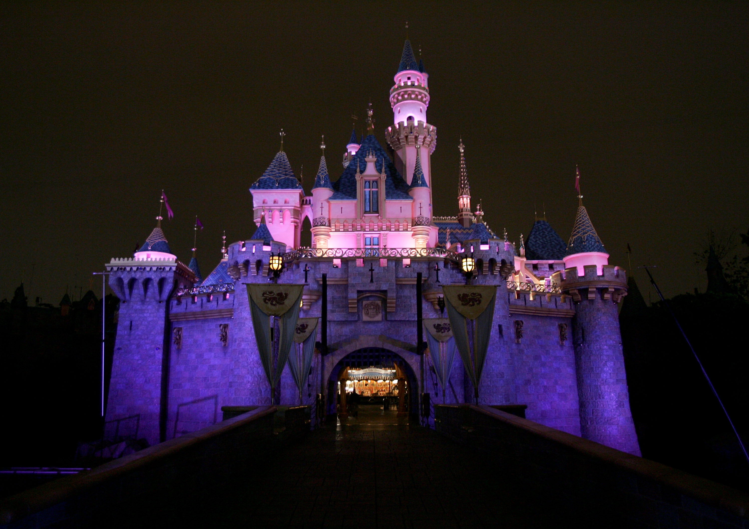 Le château de la Belle au bois dormant avant le jour de l'ouverture lors de la célébration du 50e anniversaire de Disneyland au parc Disneyland le 4 mai 2005. | Source : Getty Images