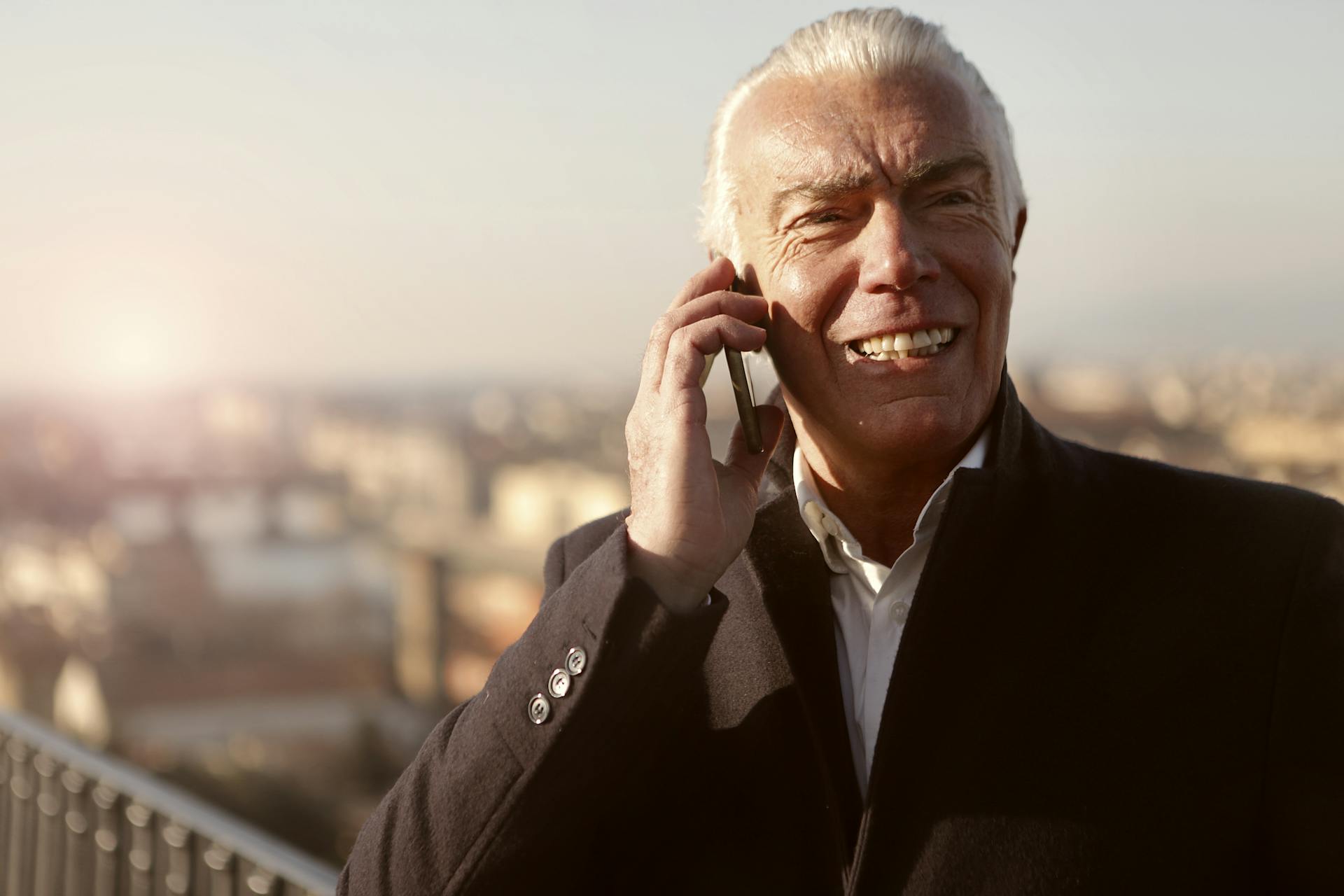 Un homme âgé et riche qui parle au téléphone | Source : Pexels