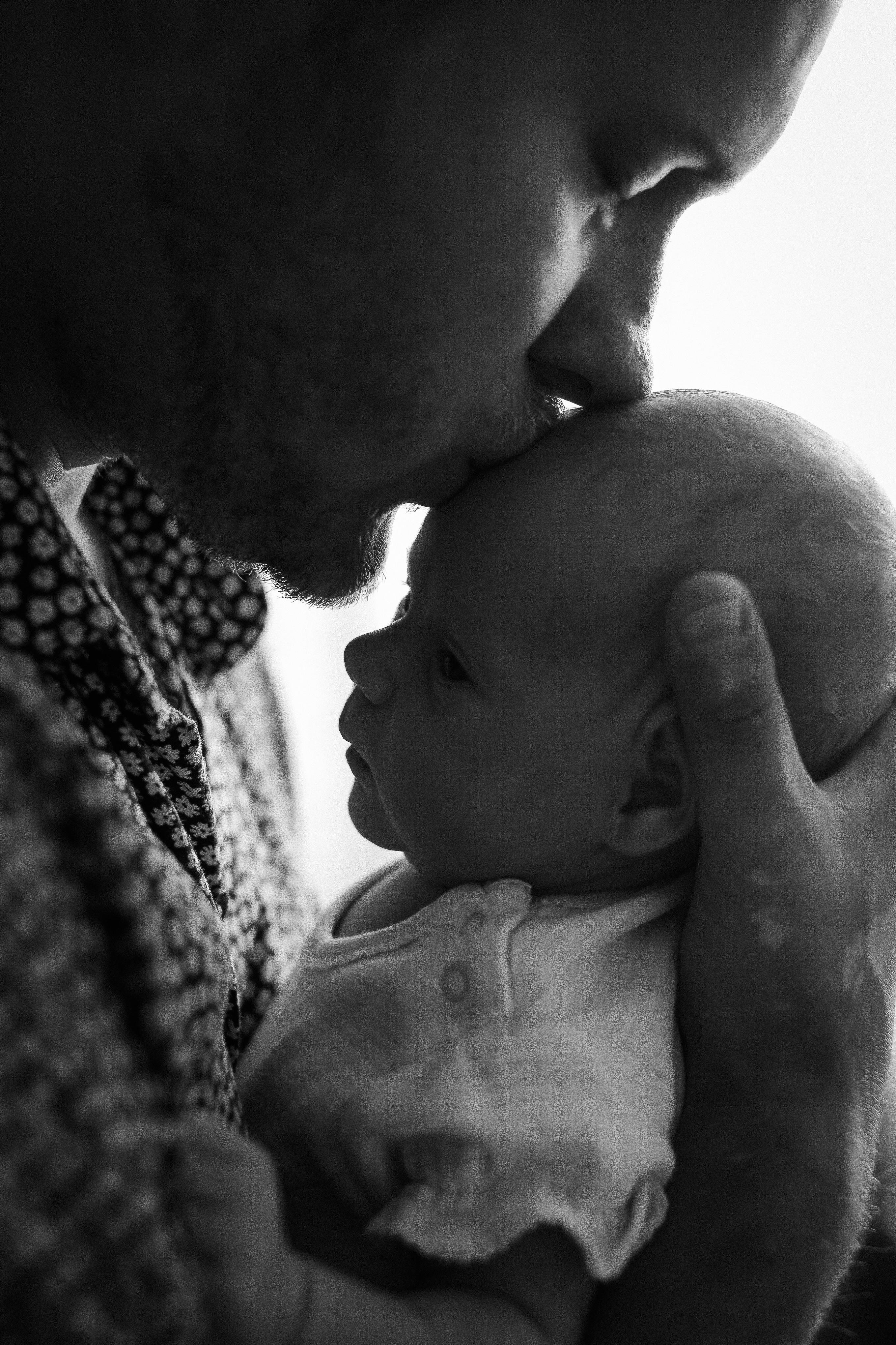 Un père embrassant le front de son enfant | Source : Pexels