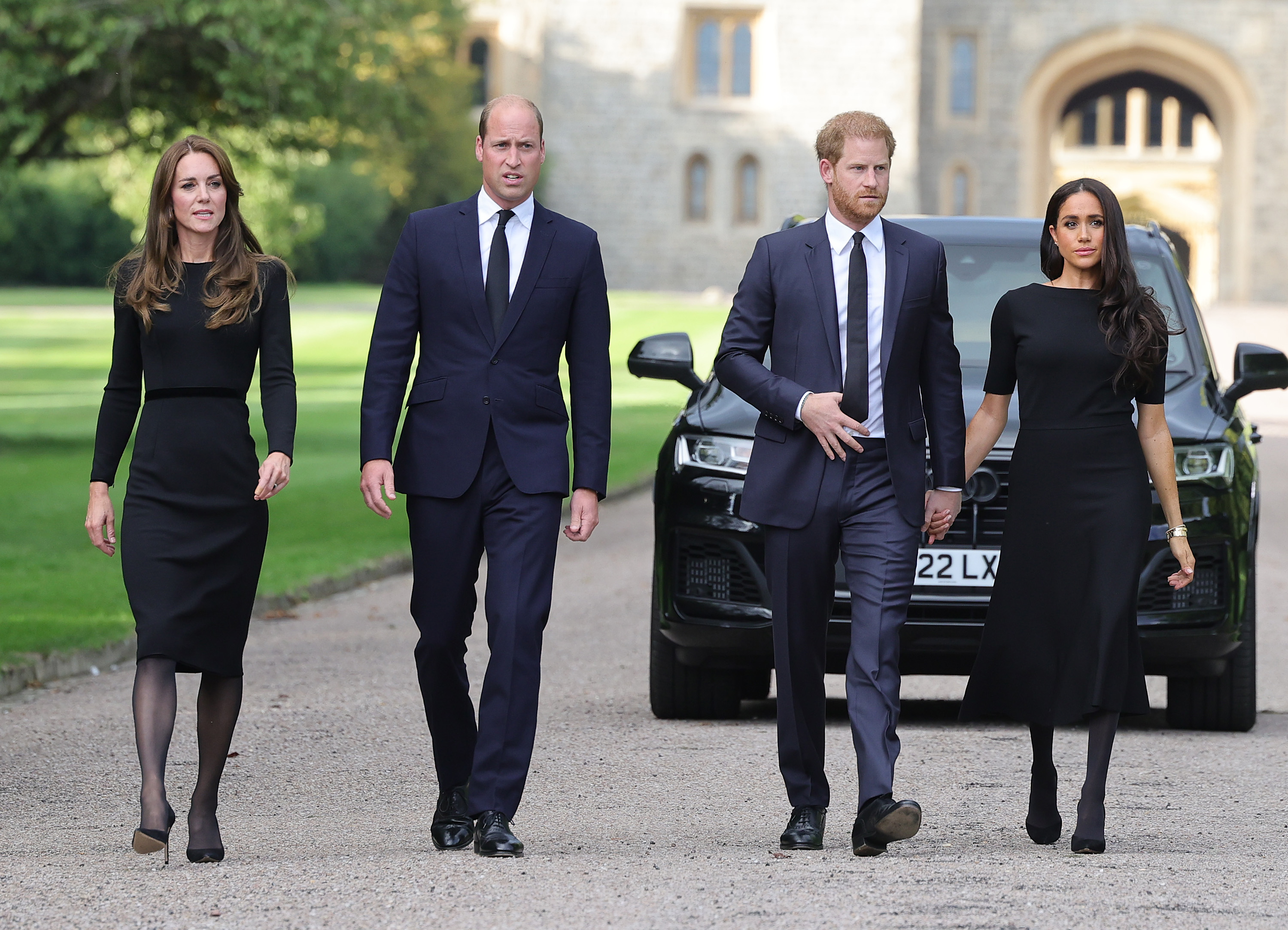 Le prince William, la princesse Catherine, le prince Harry et Meghan Markle lors d'un bain de foule au château de Windsor le 10 septembre 2022 | Source : Getty Images