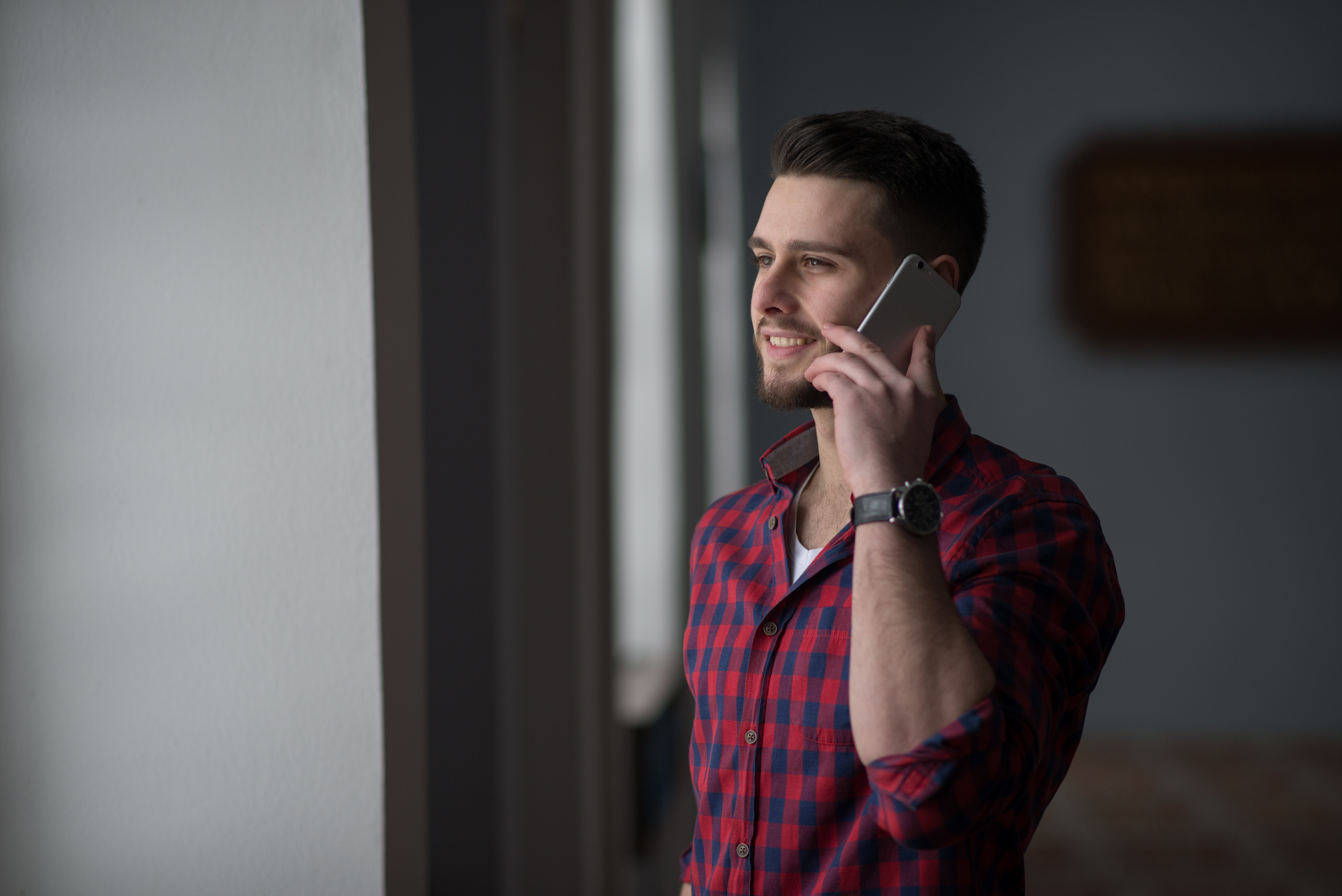 Un jeune homme qui parle au téléphone | Source : Shutterstock