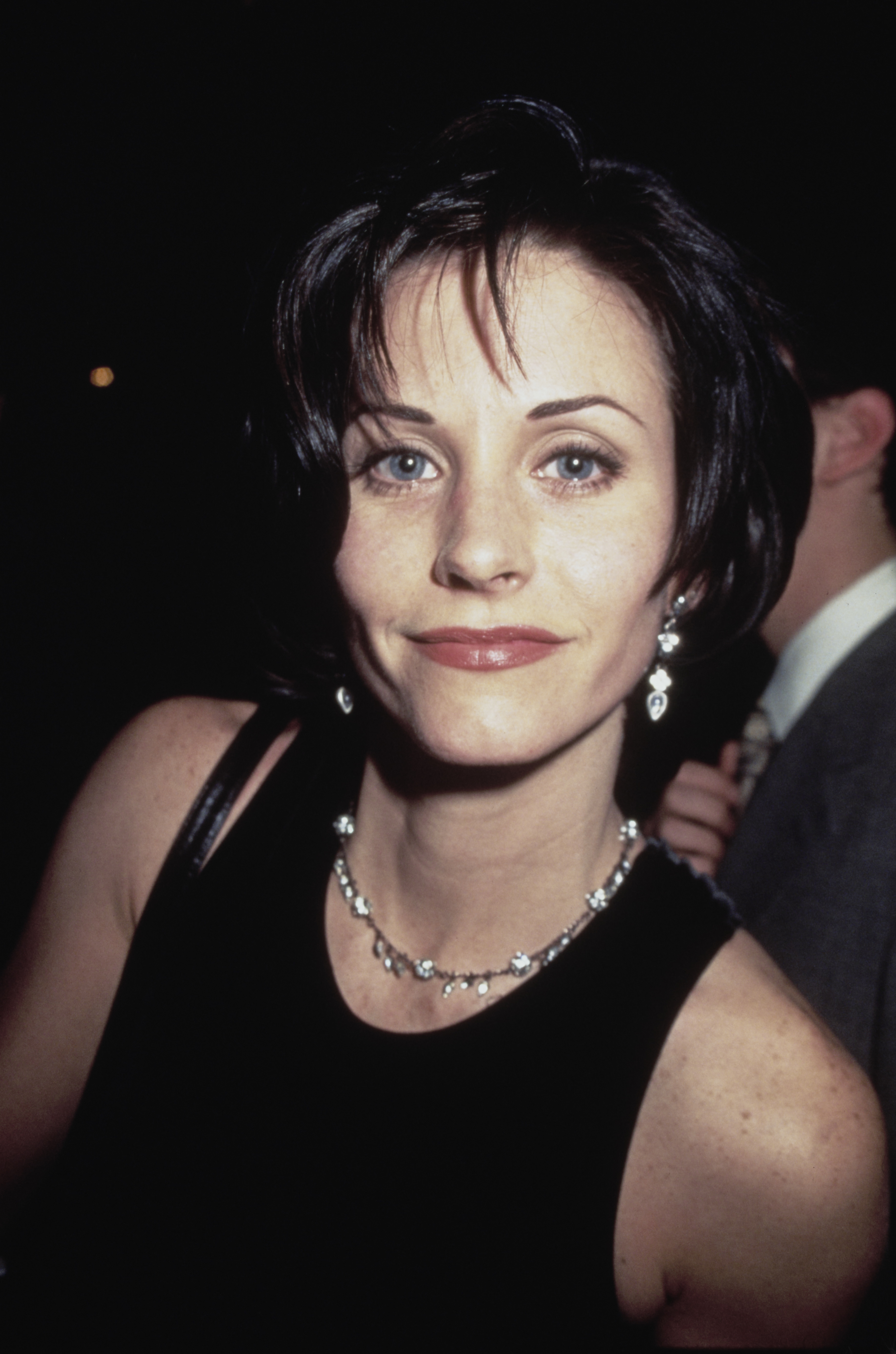 Courteney Cox assiste à la 15e édition des CableACE Awards, le 16 janvier 1994, à Los Angeles, en Californie. | Source : Getty Images