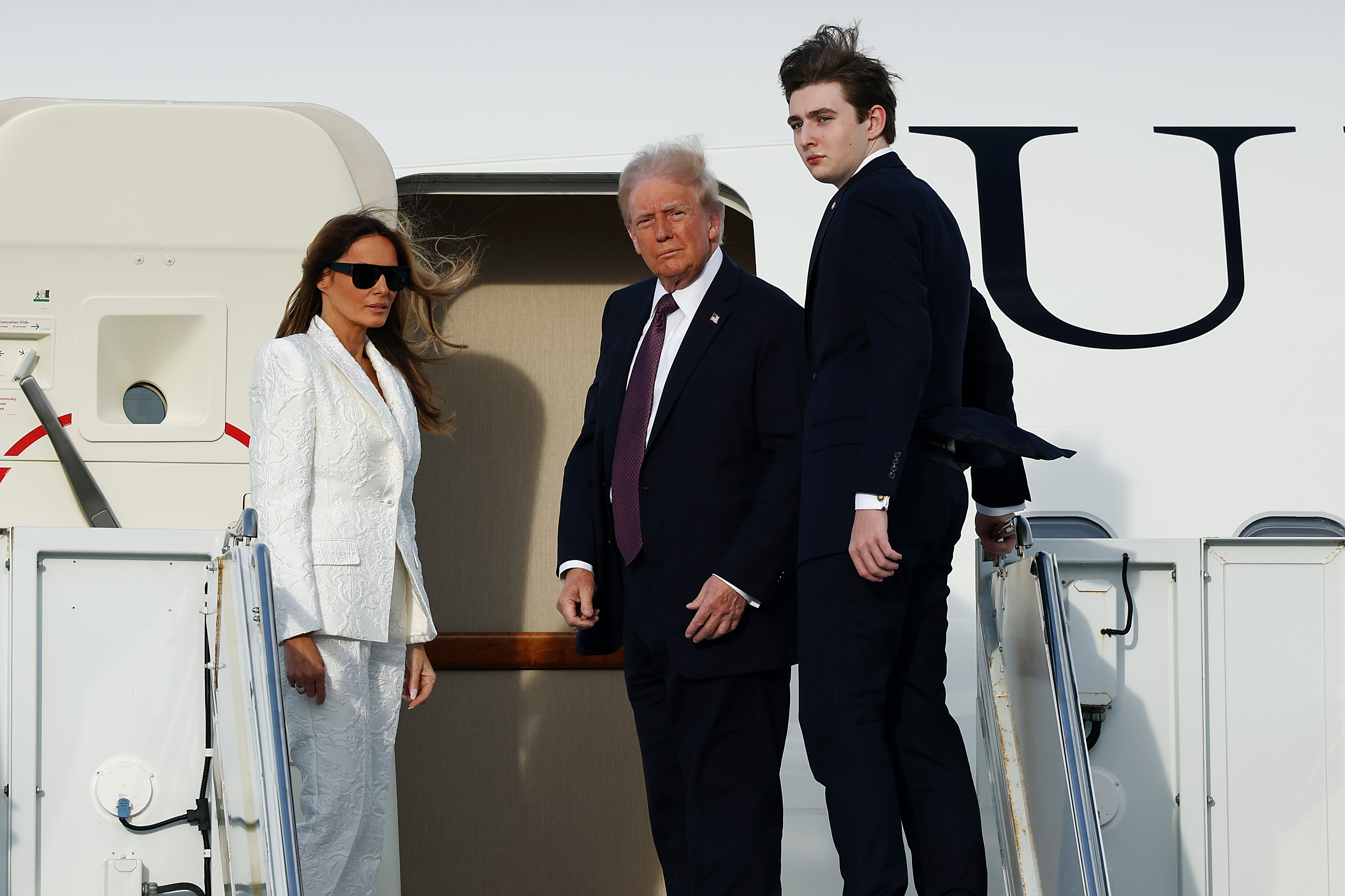 Melania, Donald et Barron Trump photographiés le 18 janvier 2025, à West Palm Beach, en Floride. | Source : Getty Images