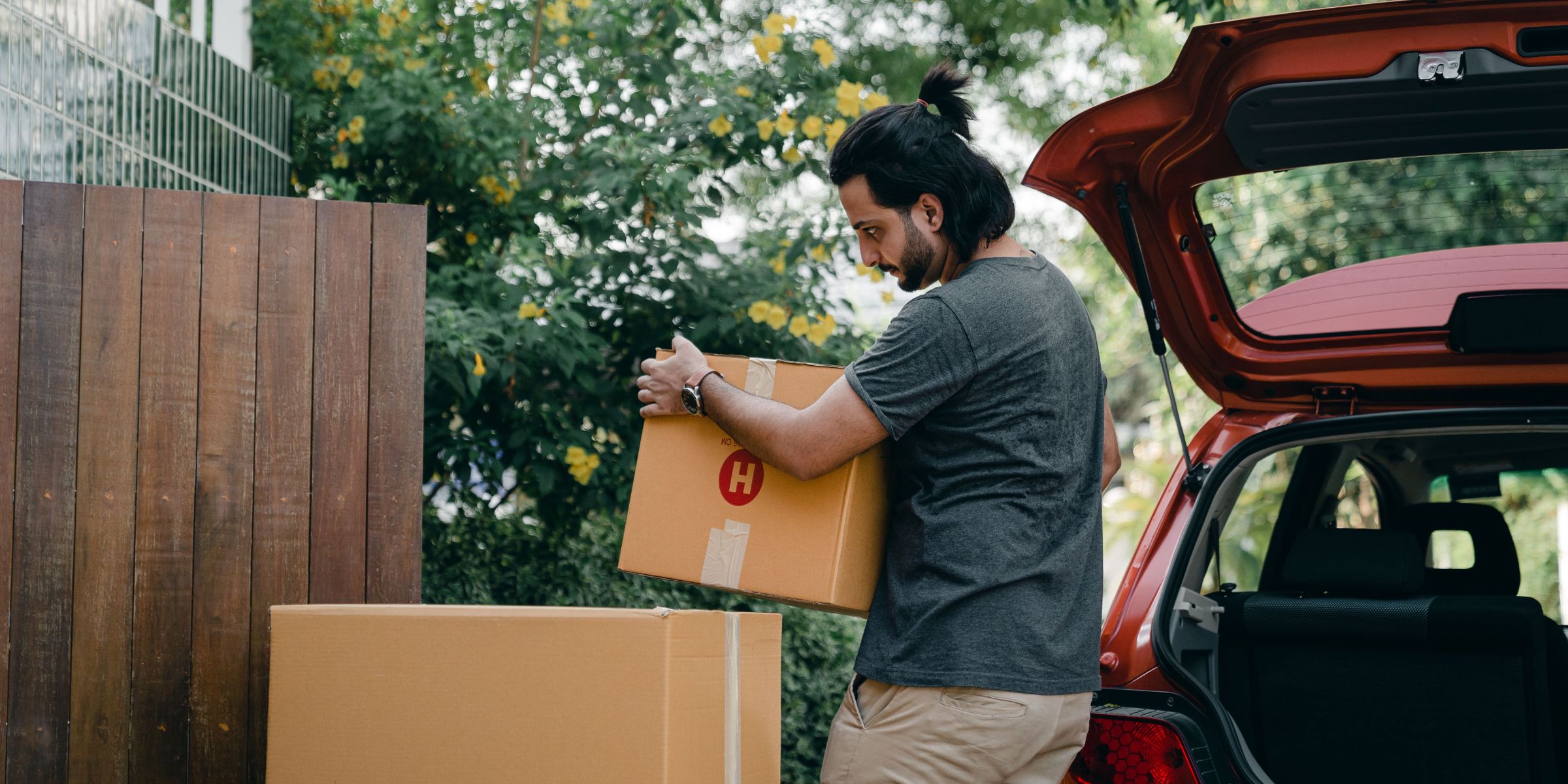 Un homme en train de décharger des cartons d'un véhicule | Source : Pexels