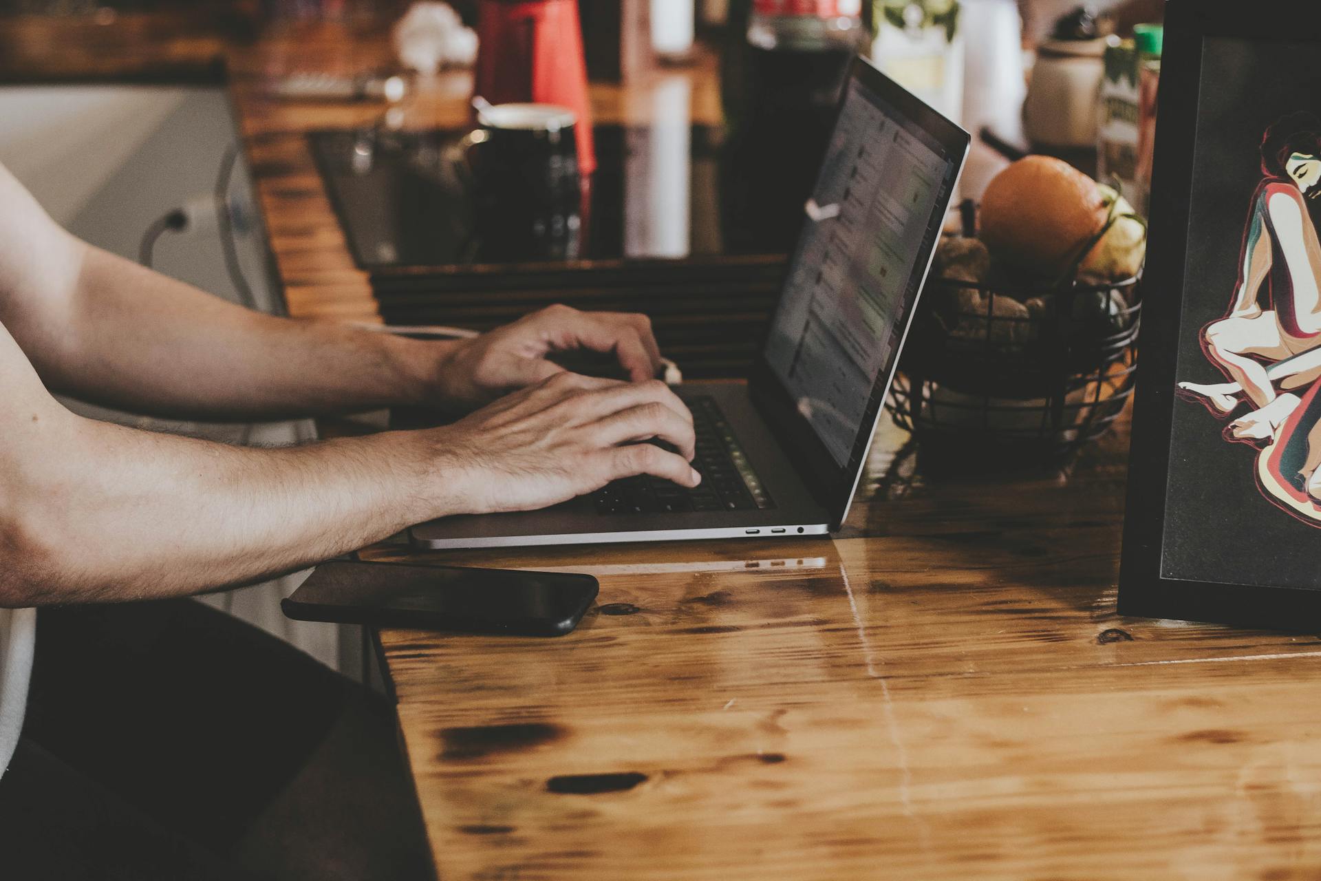 Un homme travaillant dans un bureau | Source : Pexels